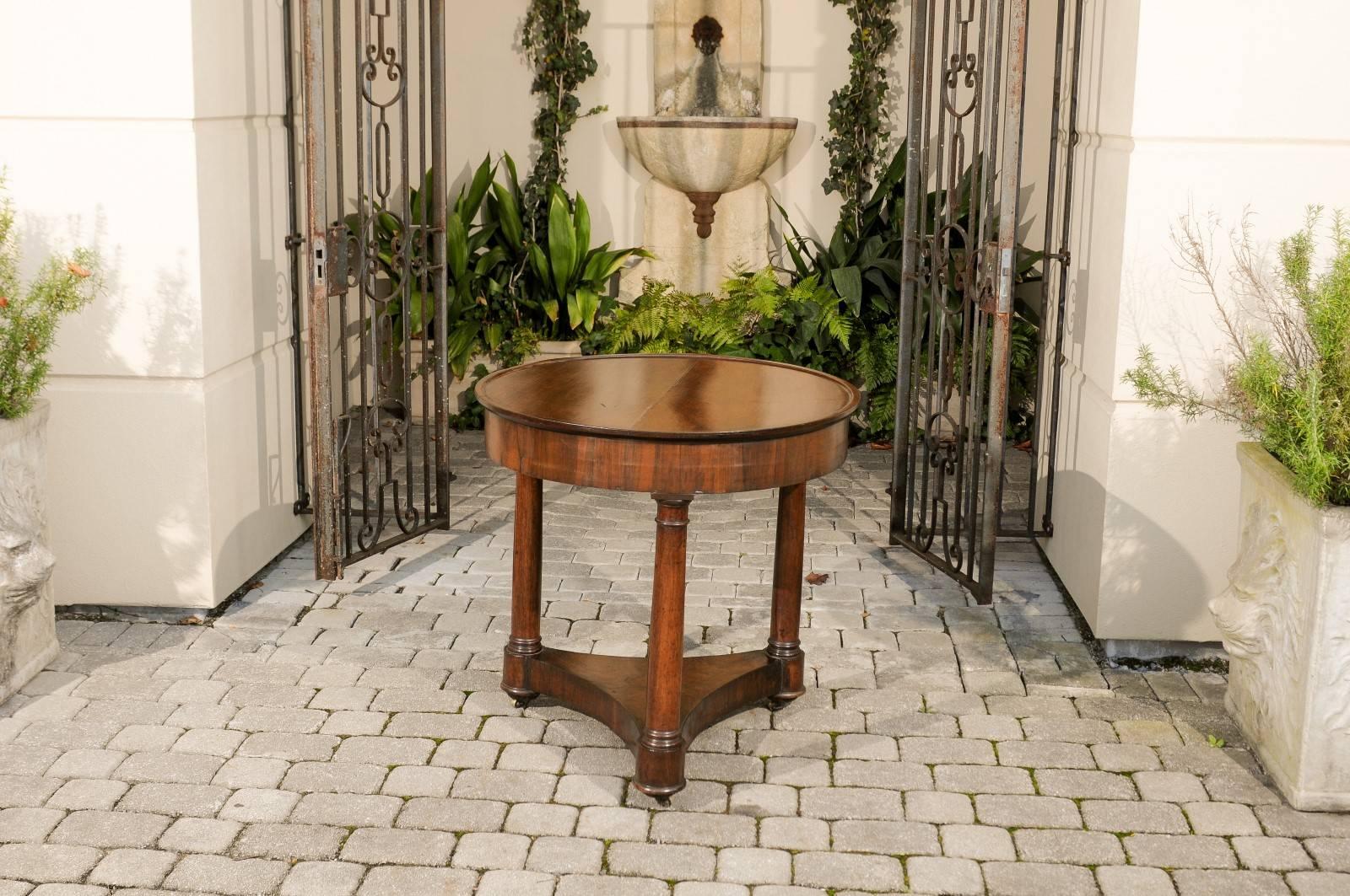 French 1870s Empire Style Walnut Round Center Table with Column-Shaped Legs In Good Condition In Atlanta, GA