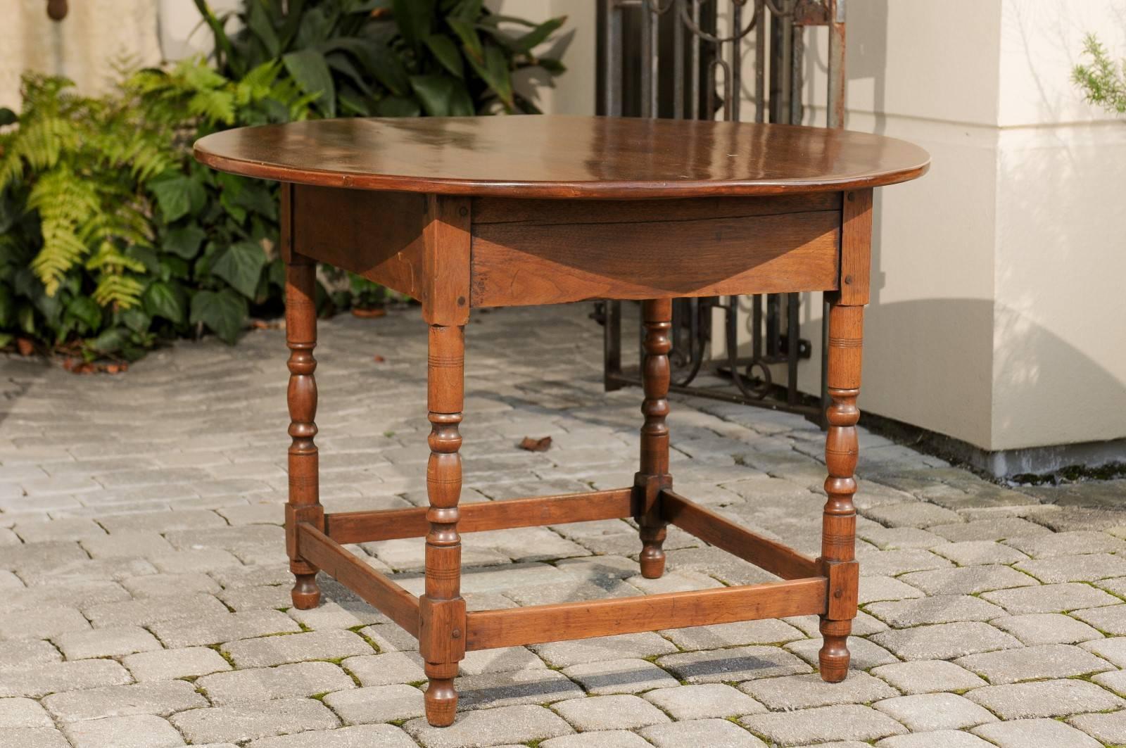 19th Century French Walnut Centre Table with Round Top and Turned Legs from the 1880s