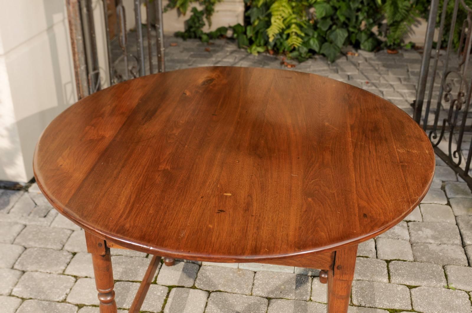French Walnut Centre Table with Round Top and Turned Legs from the 1880s 3