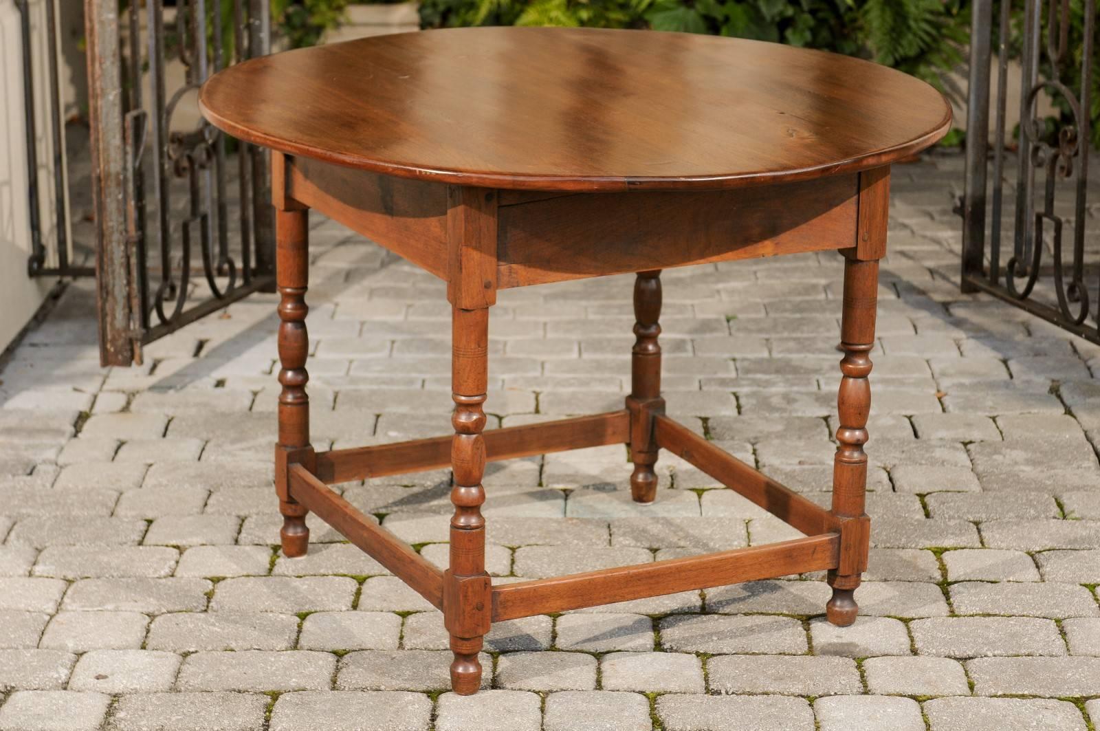 French Walnut Centre Table with Round Top and Turned Legs from the 1880s 4