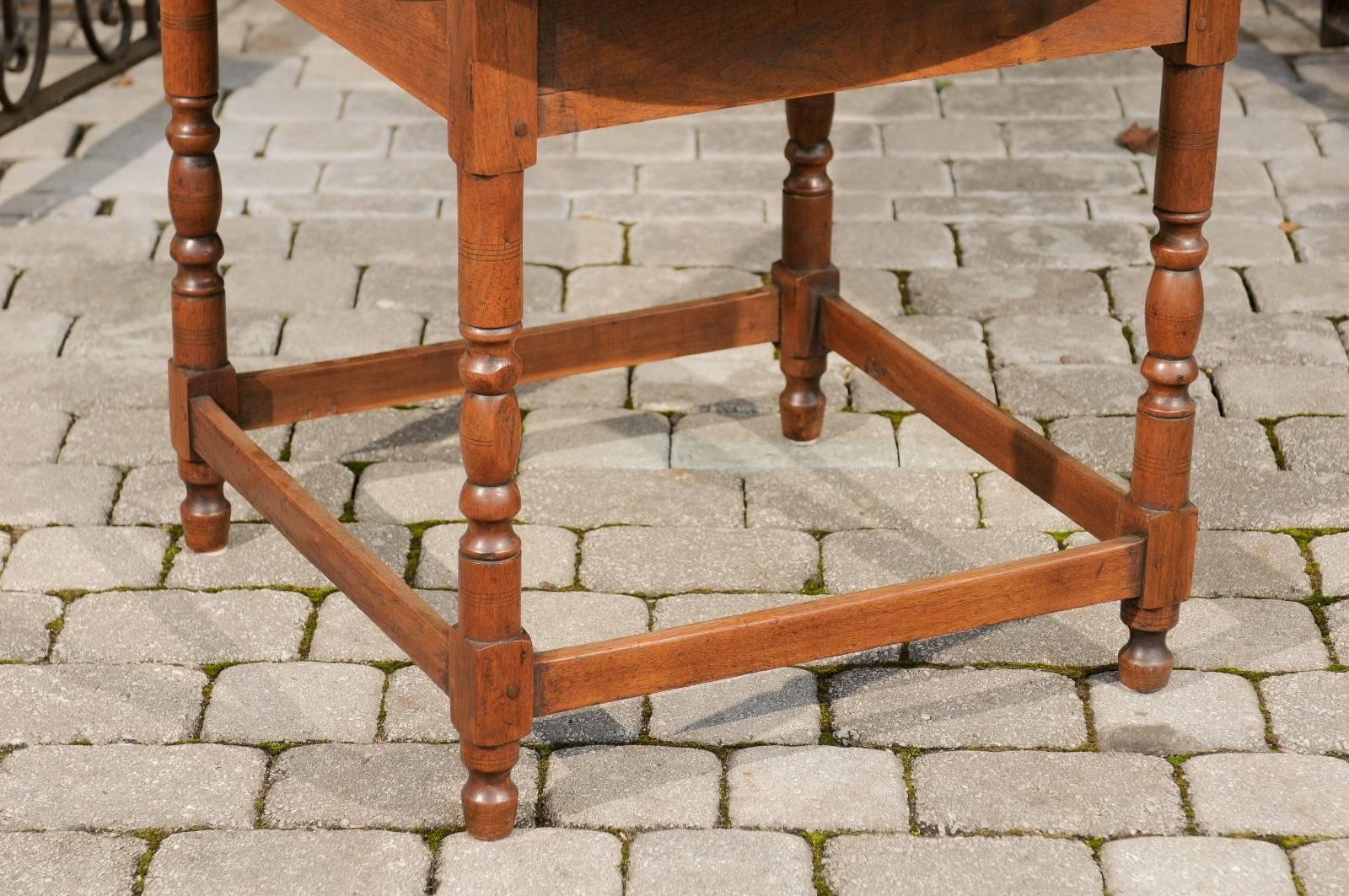 French Walnut Centre Table with Round Top and Turned Legs from the 1880s 5