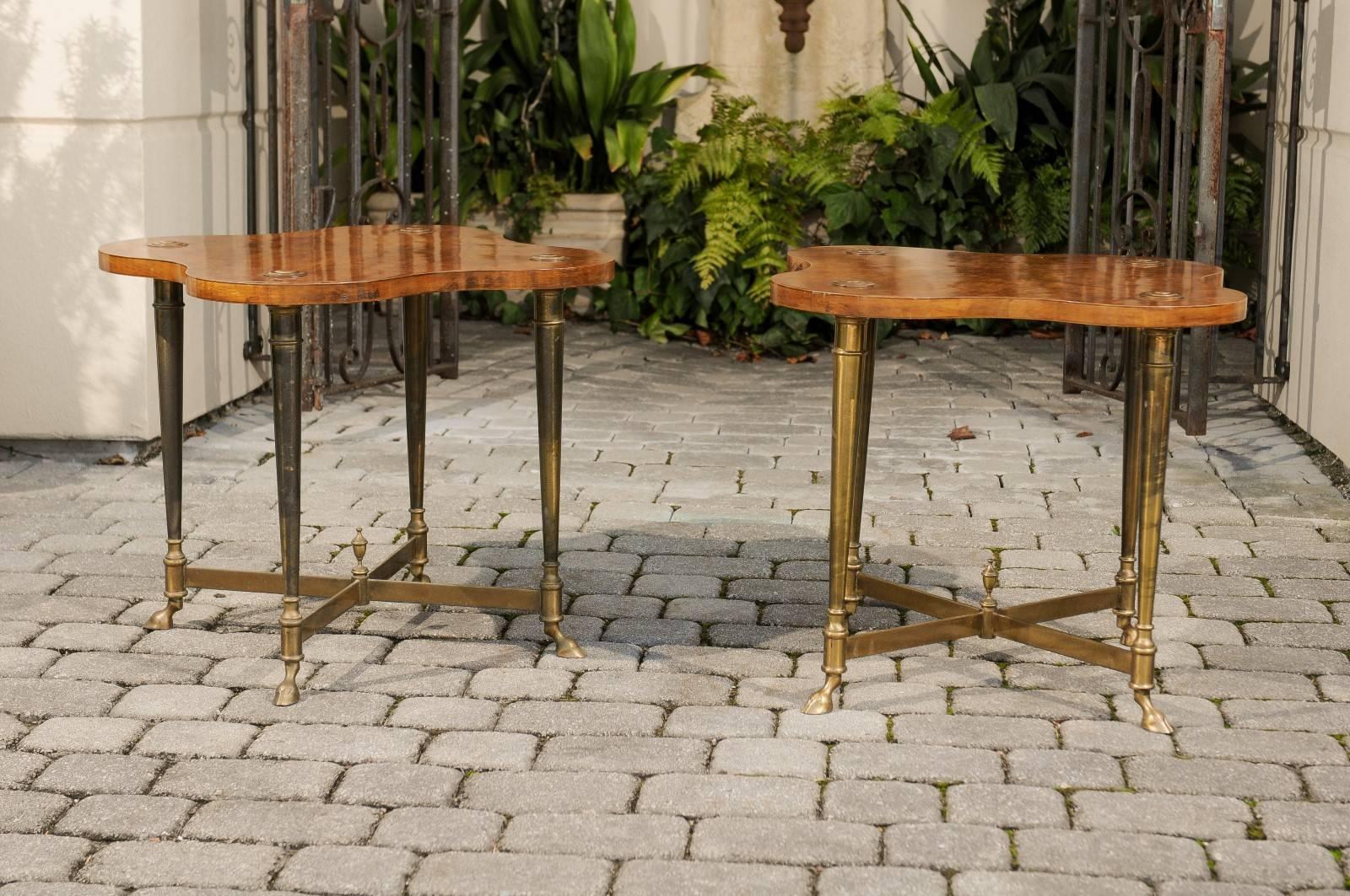A pair of English Mid-Century Modern side tables with burled walnut tops and brass frame from the 1960s. Each of this pair of English side tables features an exquisite burled walnut quarter-veneered top supported by a brass armature coming through