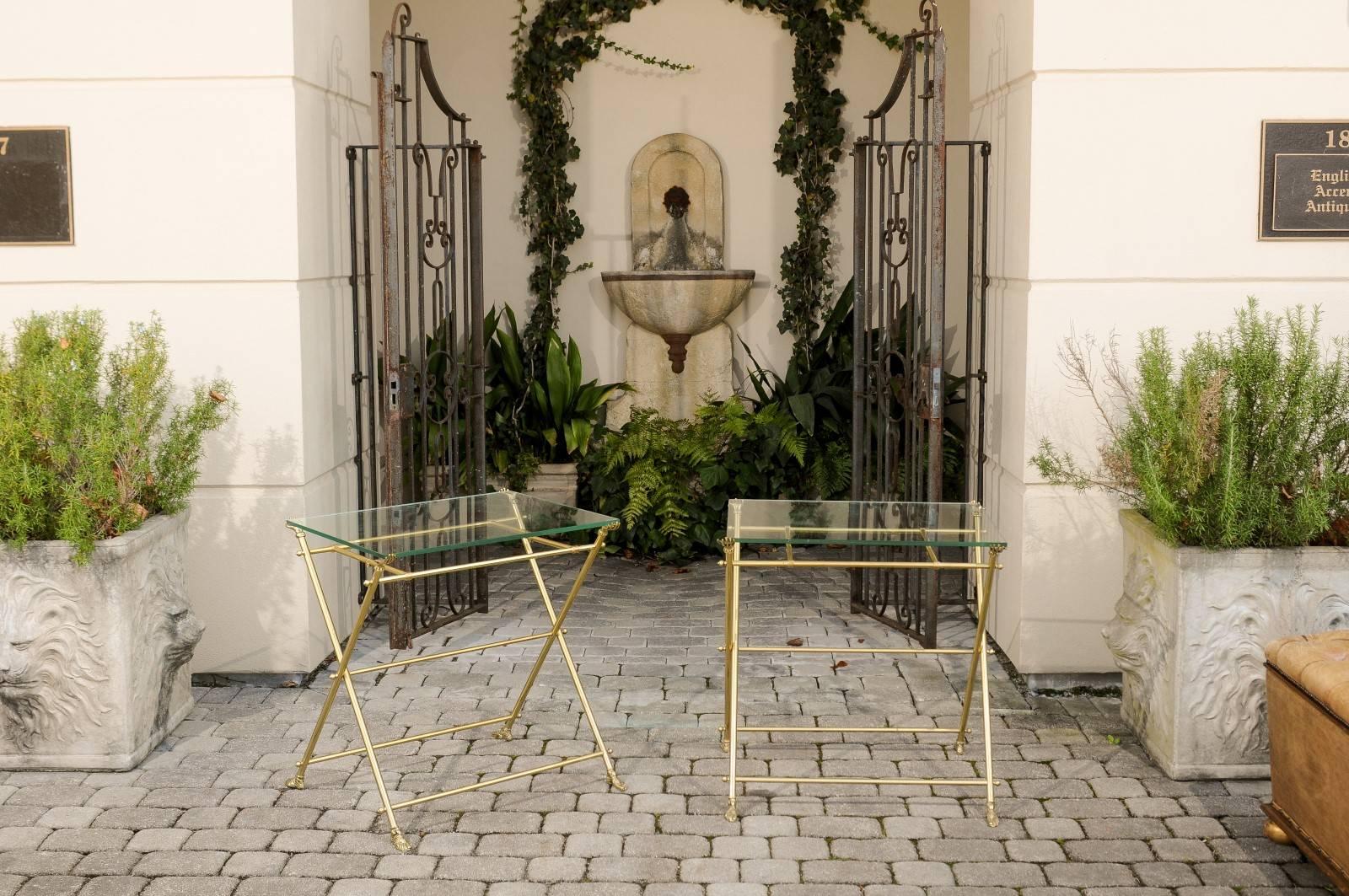 Pareja vintage de mesas auxiliares plegables italianas de latón y cristal con pies enarenados Moderno de mediados de siglo en venta