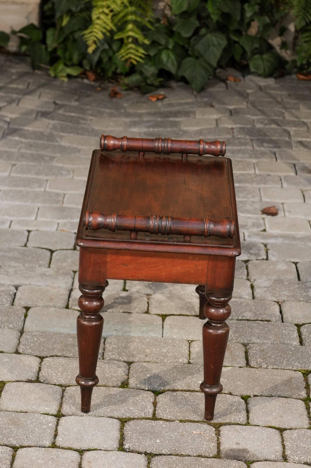 English 1870s Mahogany Hall Bench with Cylindrical Armrests and Turned Legs 2