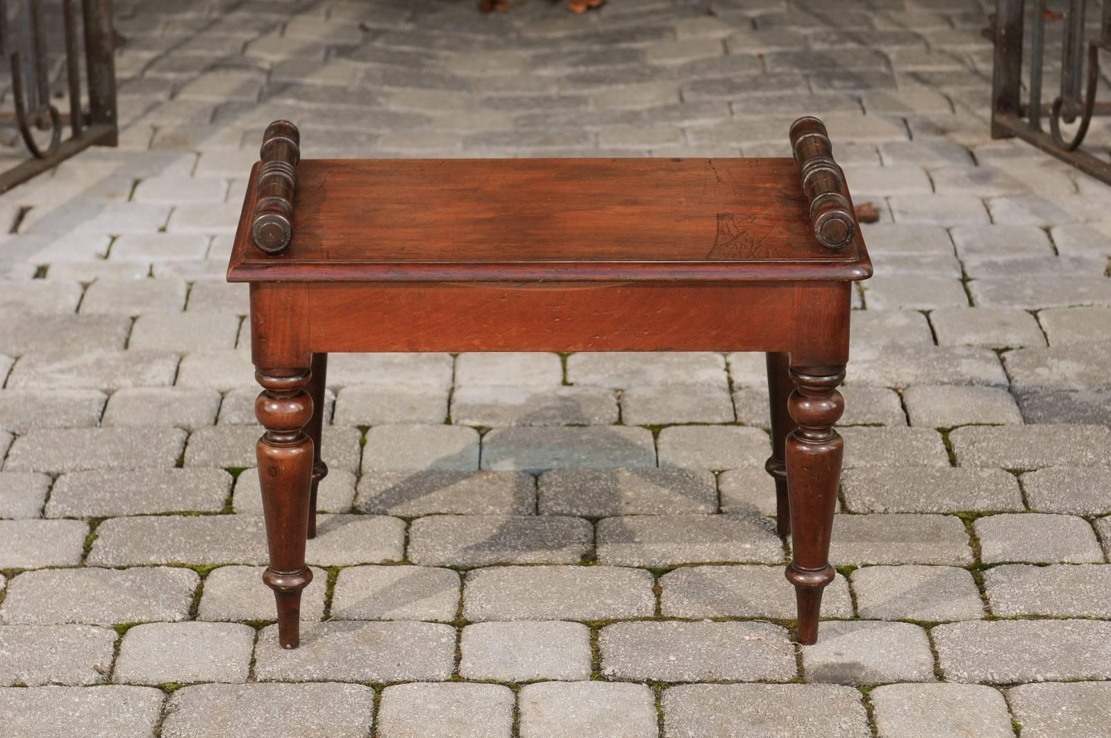 English 1870s Mahogany Hall Bench with Cylindrical Armrests and Turned Legs 3