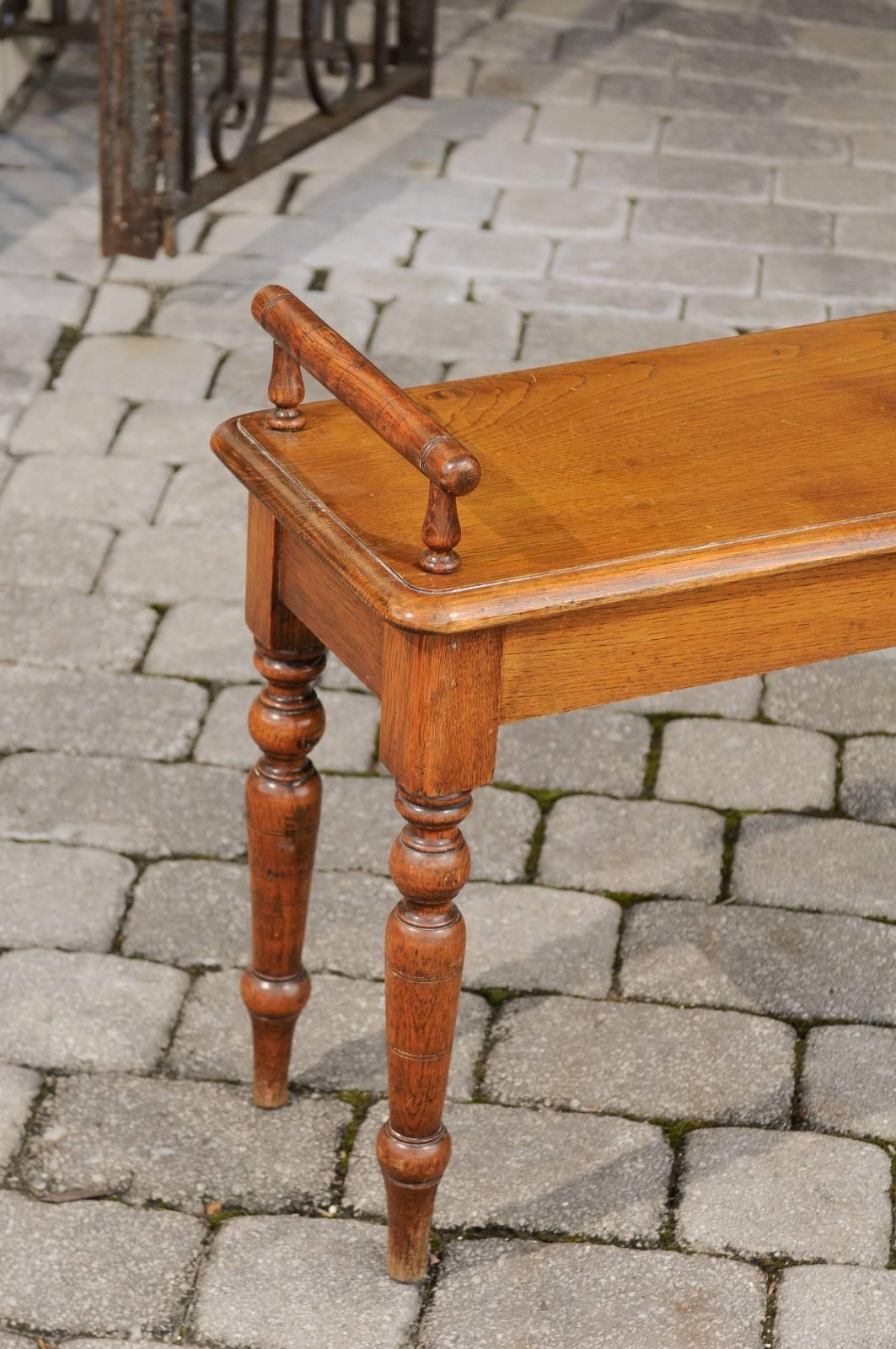 20th Century English 1900s Oak Hall Bench with Cylindrical Arm Supports and Turned Legs