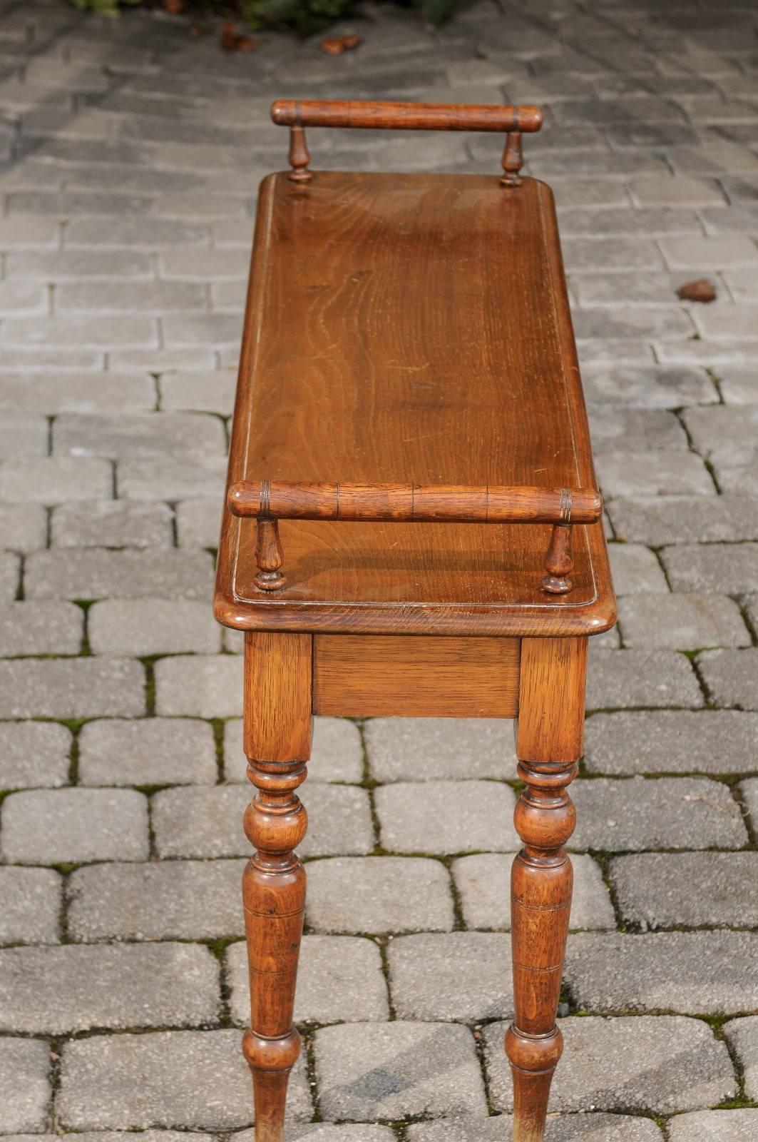 English 1900s Oak Hall Bench with Cylindrical Arm Supports and Turned Legs 3