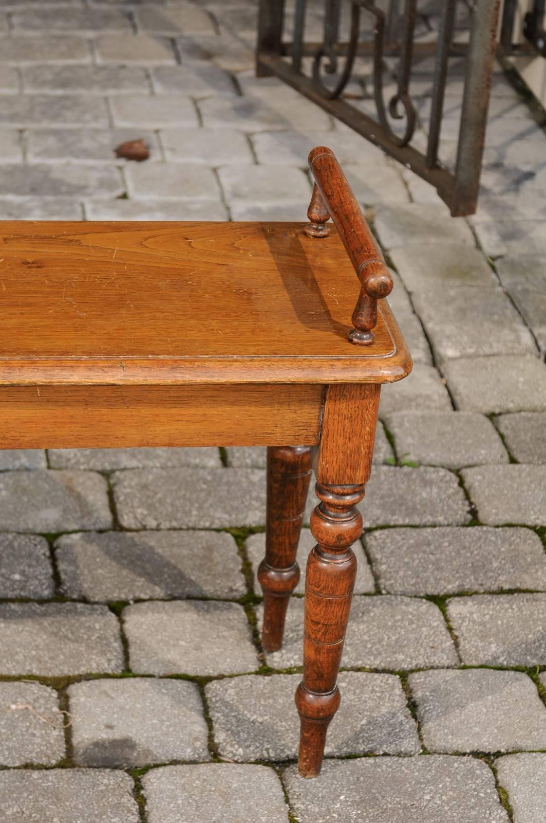 English 1900s Oak Hall Bench with Cylindrical Arm Supports and Turned Legs 2