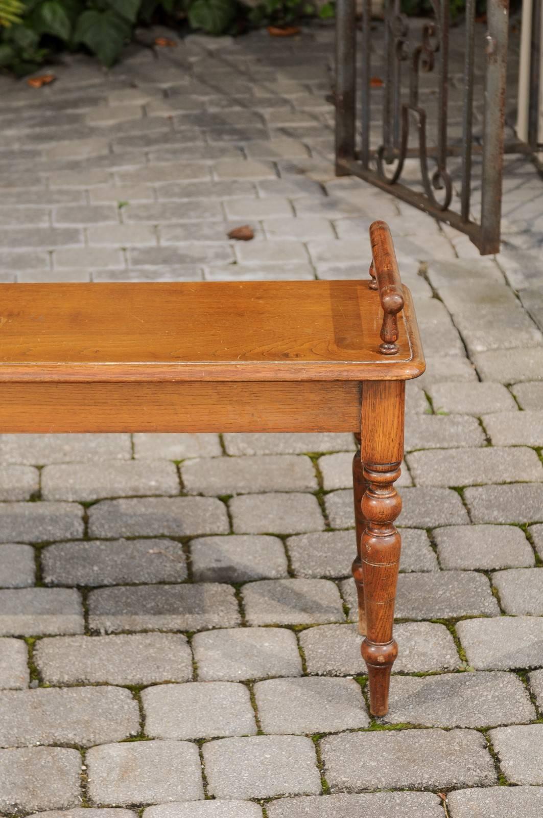 English 1900s Oak Hall Bench with Cylindrical Arm Supports and Turned Legs 5