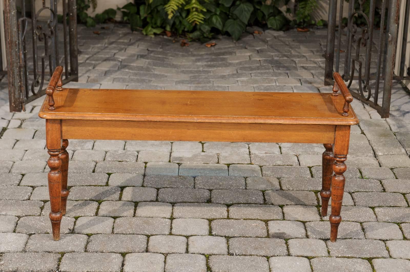 English 1900s Oak Hall Bench with Cylindrical Arm Supports and Turned Legs 1