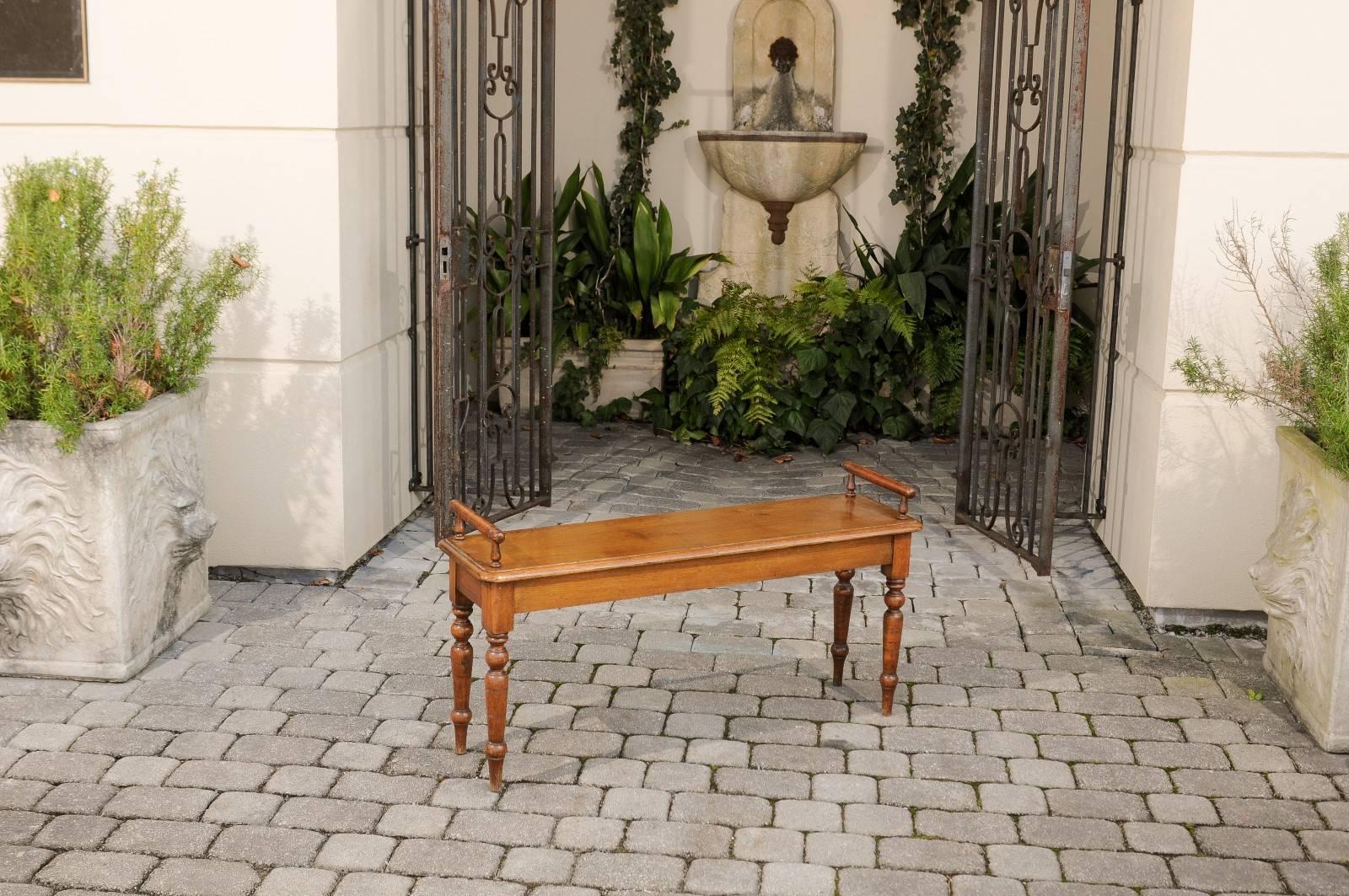 English 1900s Oak Hall Bench with Cylindrical Arm Supports and Turned Legs In Good Condition In Atlanta, GA