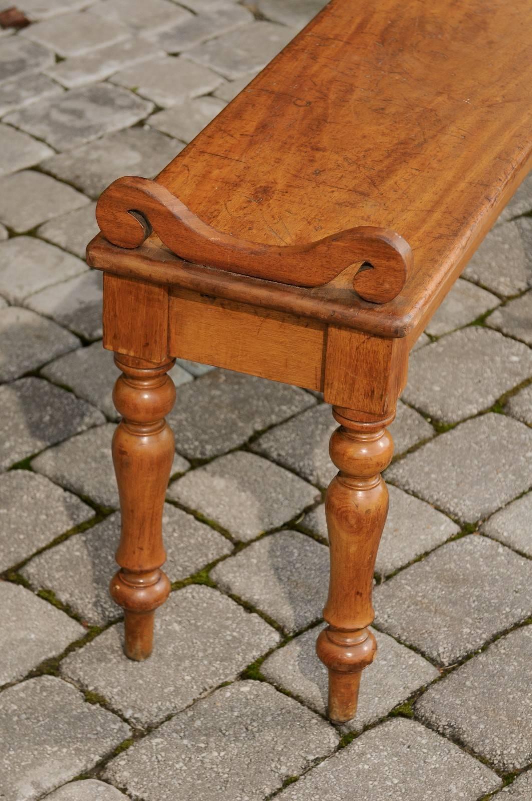 20th Century English Petite Oak Hall Bench with Turned Legs and Curly Arm Supports circa 1900