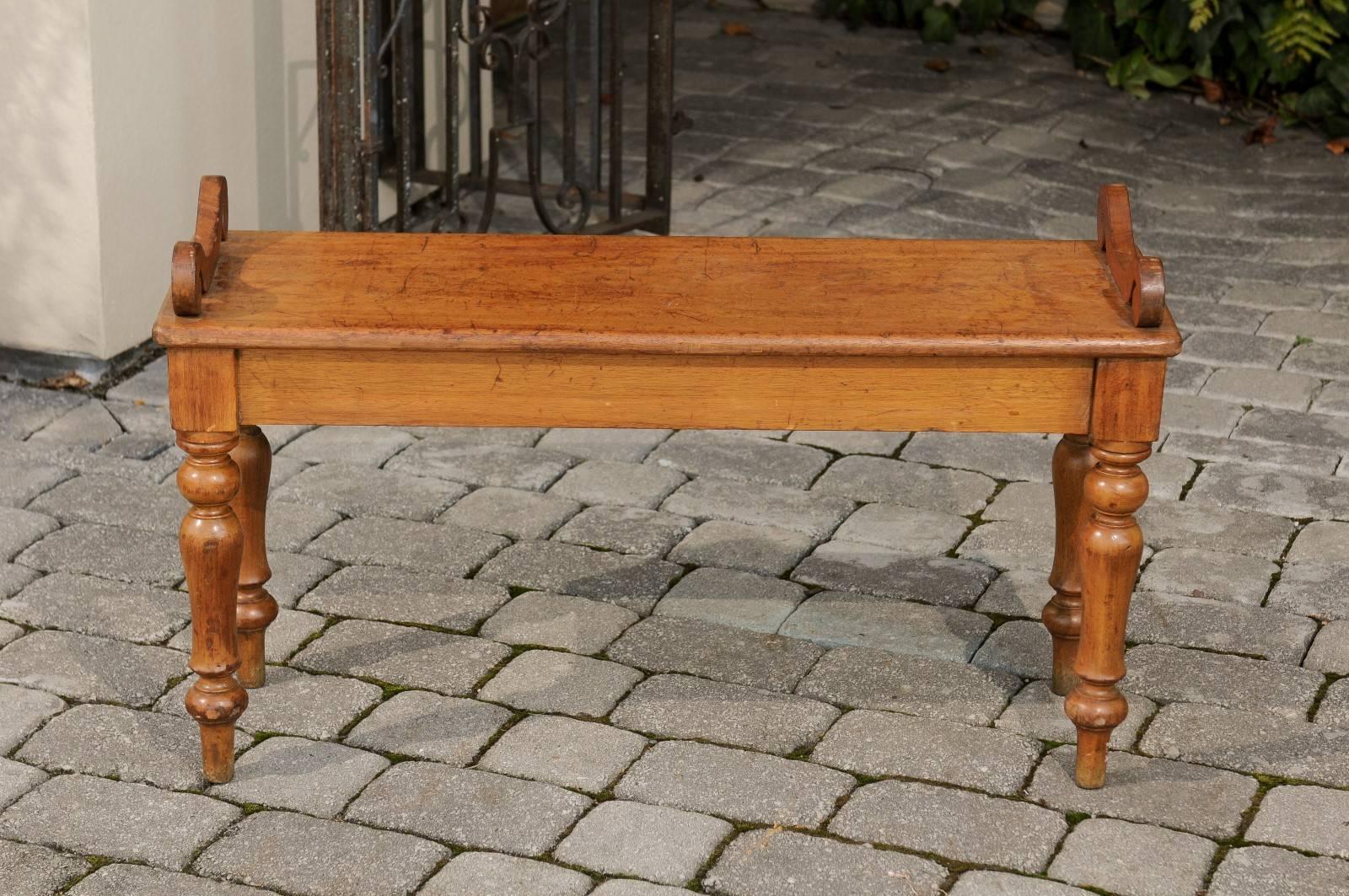 English Petite Oak Hall Bench with Turned Legs and Curly Arm Supports circa 1900 In Good Condition In Atlanta, GA