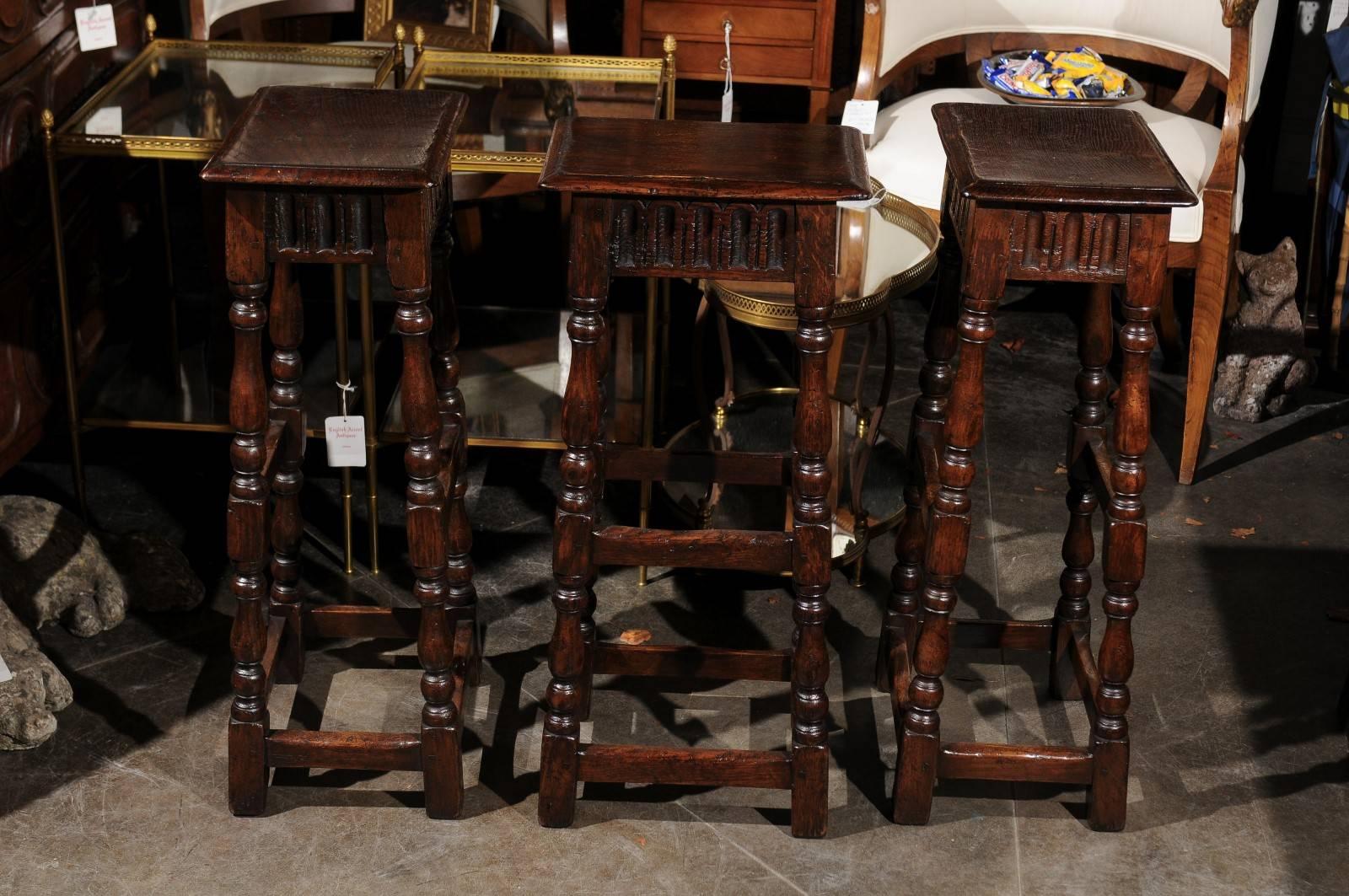 Set of Three 1920s English Ipswich Oak Bar Stools with Turned Legs and Stretcher In Good Condition In Atlanta, GA