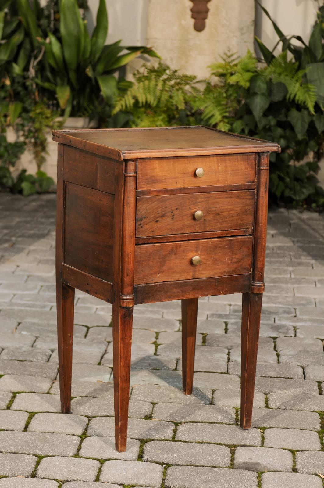 French Petite 1810s Neoclassical Commode with Three Drawers and Semi Columns In Good Condition In Atlanta, GA