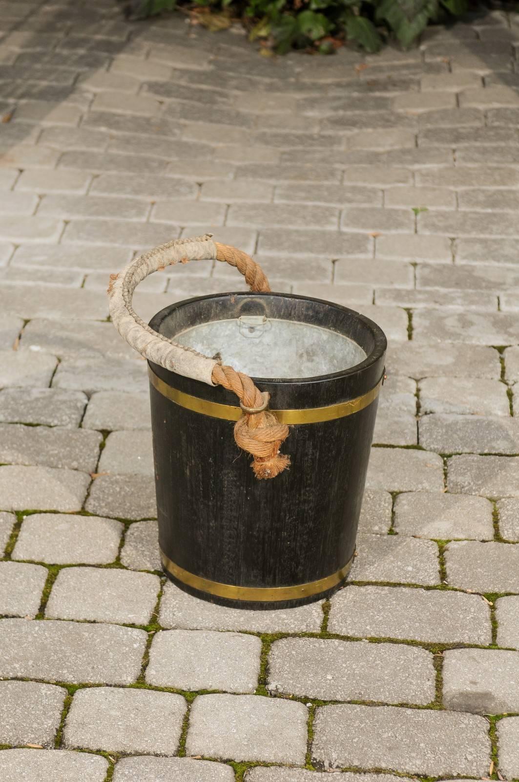 English Oak Champaign Bucket with Coat of Arms from the Late 19th Century For Sale 3