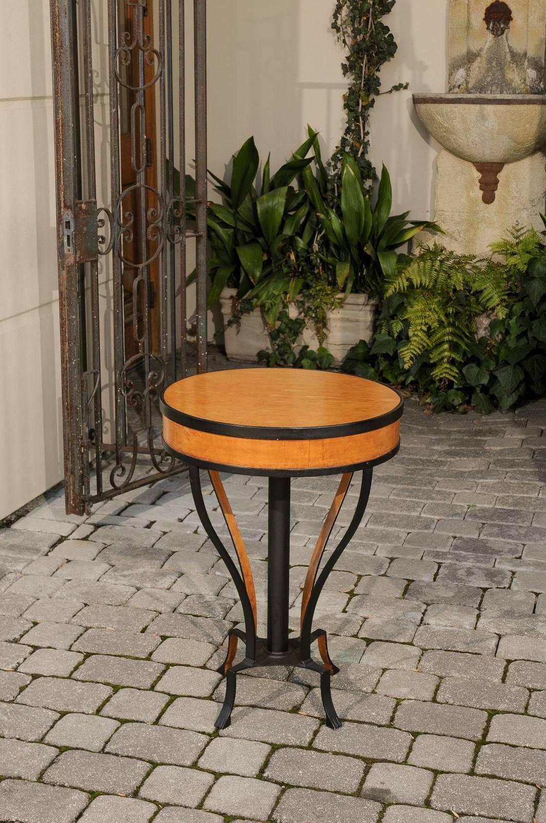 Austrian Biedermeier 1820s Guéridon Side Table with Burl Veneer and Iron Frame In Good Condition For Sale In Atlanta, GA