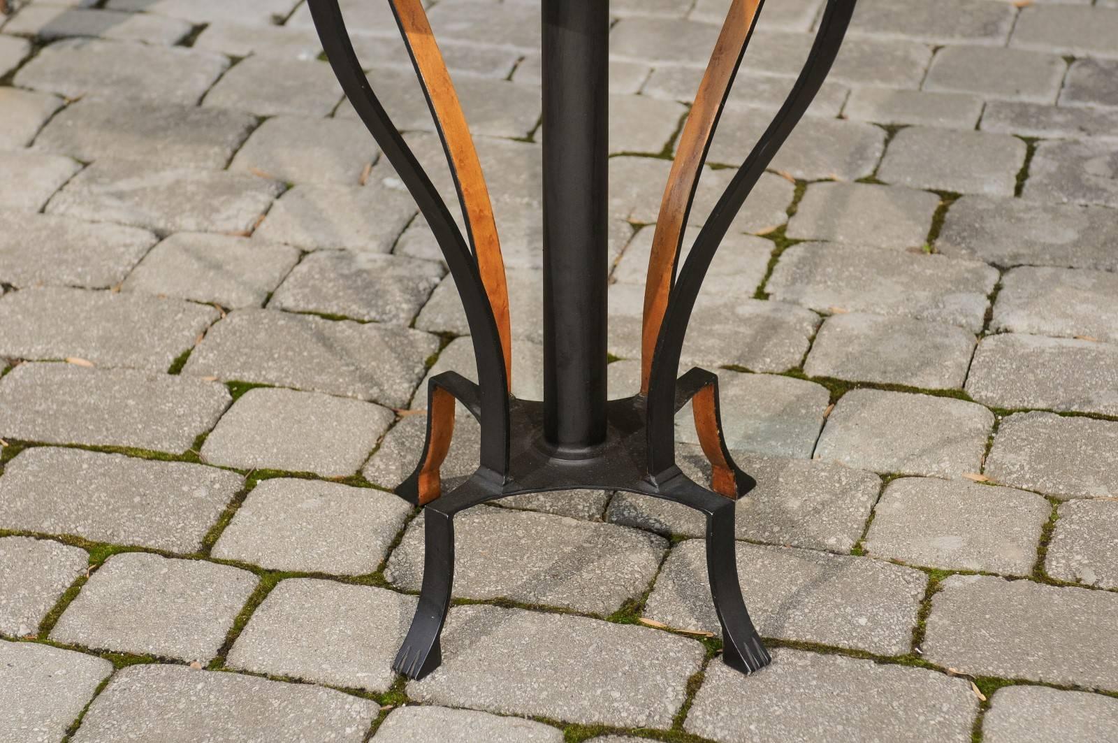 Österreichischer Biedermeier-Beistelltisch Guridon aus den 1820er Jahren mit Wurzelholzfurnier und Eisenrahmen (19. Jahrhundert) im Angebot