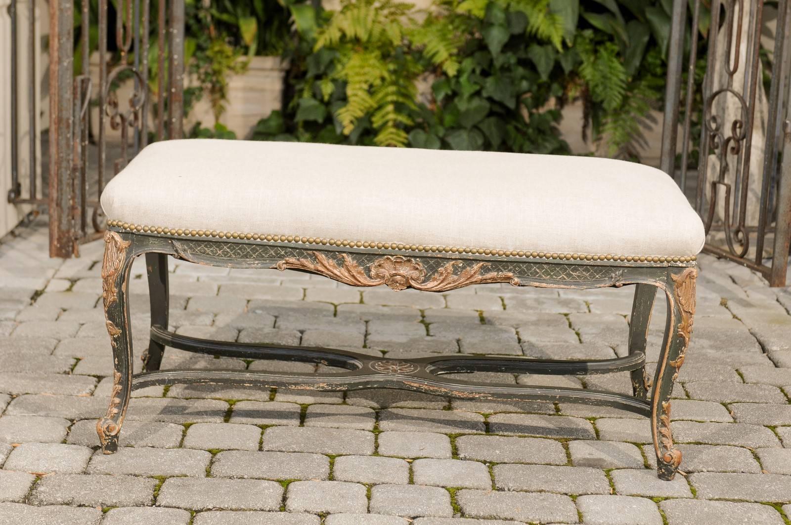 Banc français en bois peint et sculpté de style Louis XV, datant de la fin du XIXe siècle et du début du XXe siècle. Cette exquise banquette française de style Louis XV présente une assise rectangulaire sans dossier, recouverte d'un simple