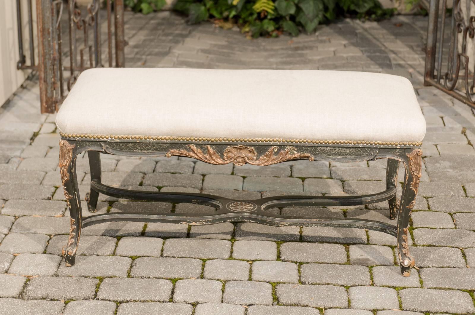 Lin Banc français de style Louis XV des années 1890 peint en noir et doré à la feuille avec cabrioles en vente