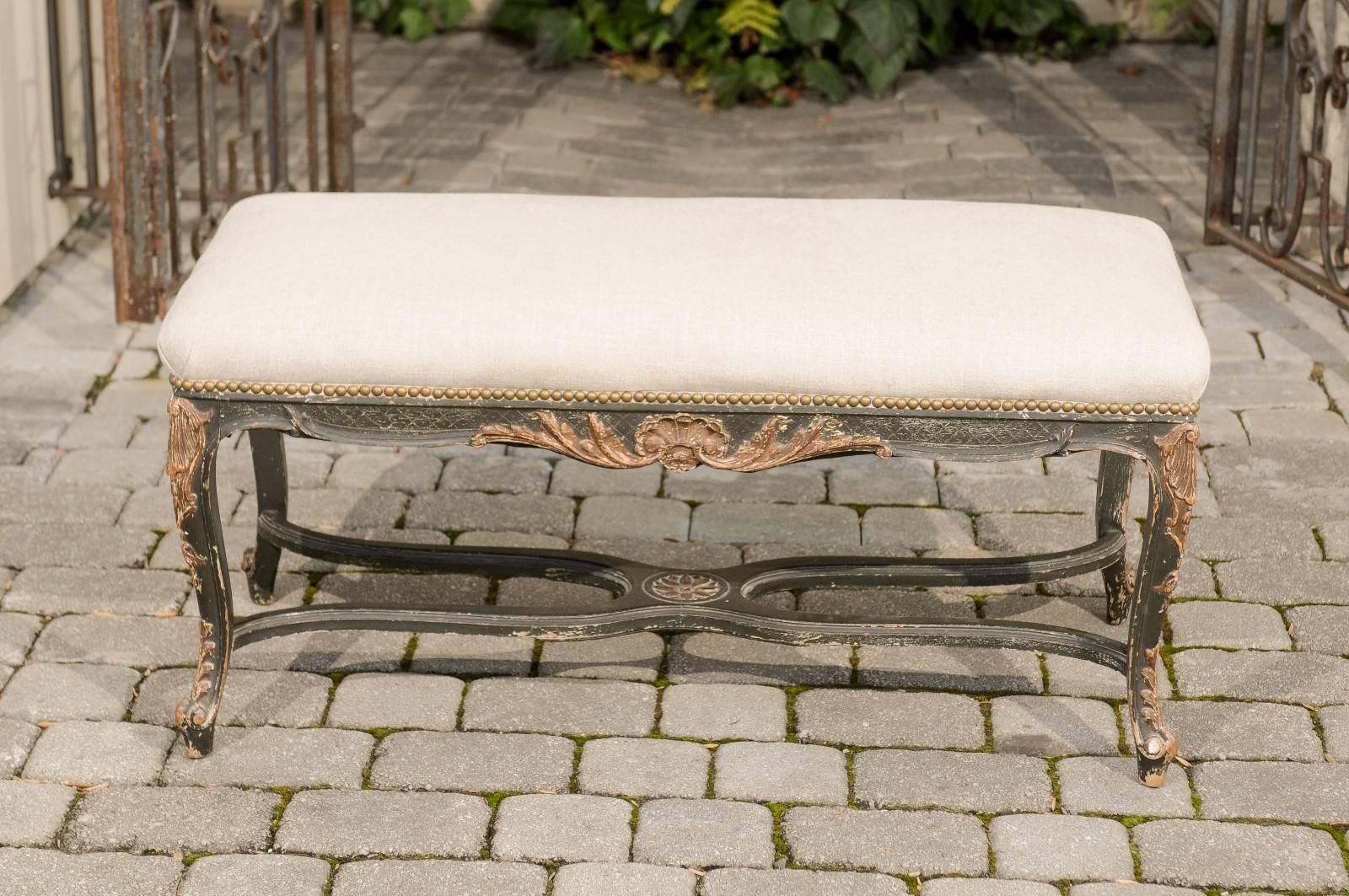 French Louis XV Style 1890s Black Painted and Parcel-Gilt Bench with Cabrioles For Sale 2