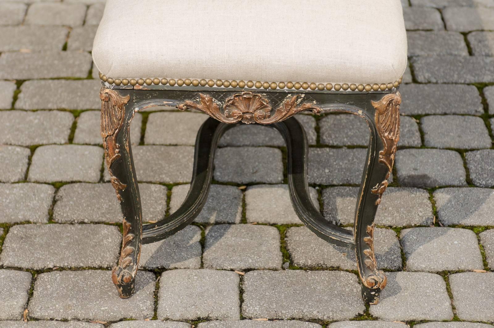 Banc français de style Louis XV des années 1890 peint en noir et doré à la feuille avec cabrioles en vente 2