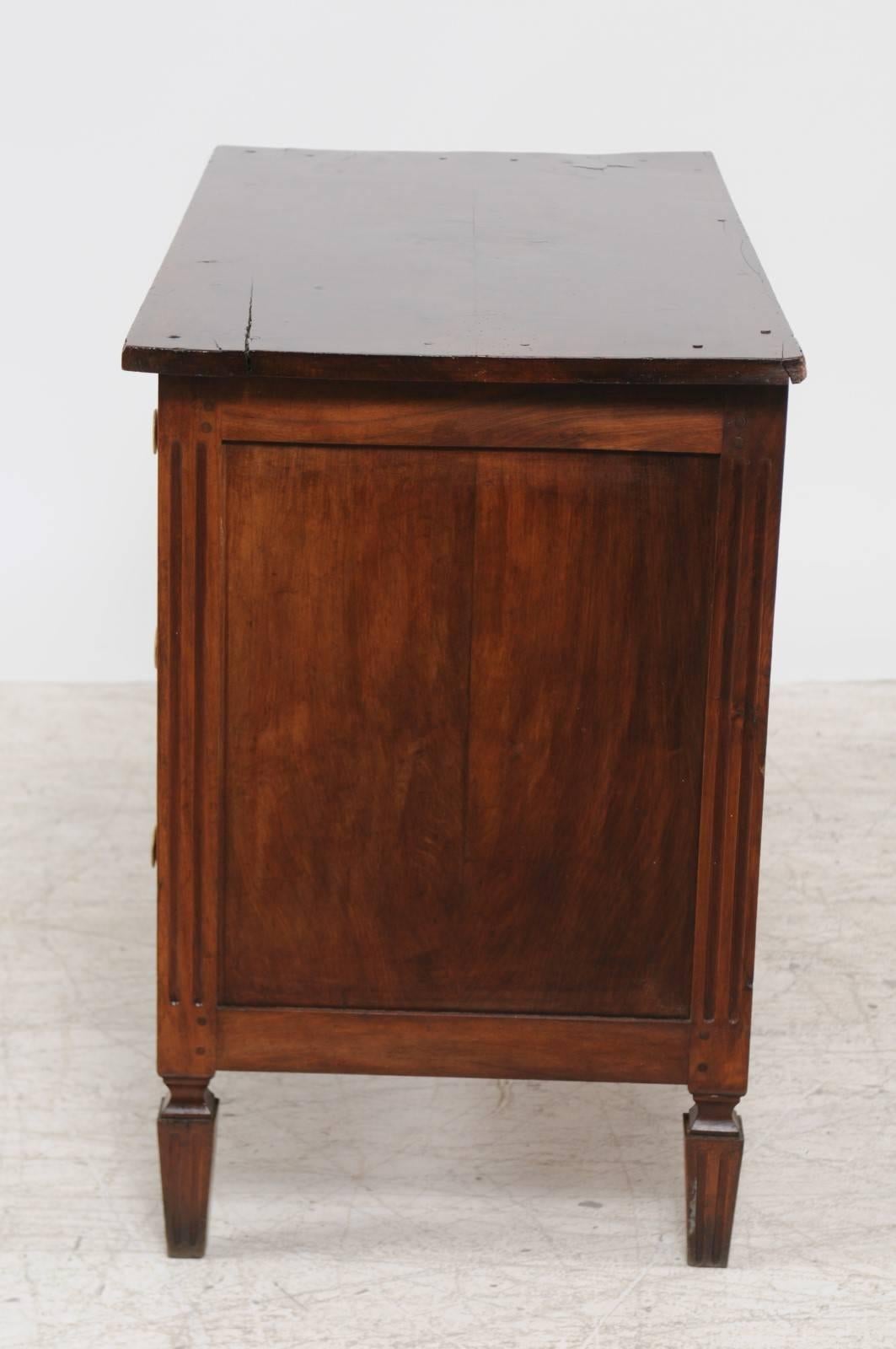 Italian 1820s Neoclassical Walnut Three-Drawer Commode with Fluted Tapered Feet 4