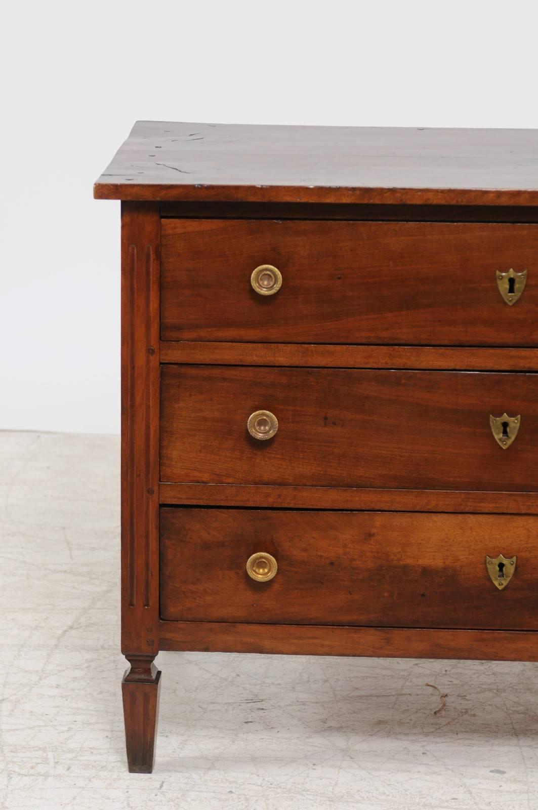 Italian 1820s Neoclassical Walnut Three-Drawer Commode with Fluted Tapered Feet In Good Condition In Atlanta, GA