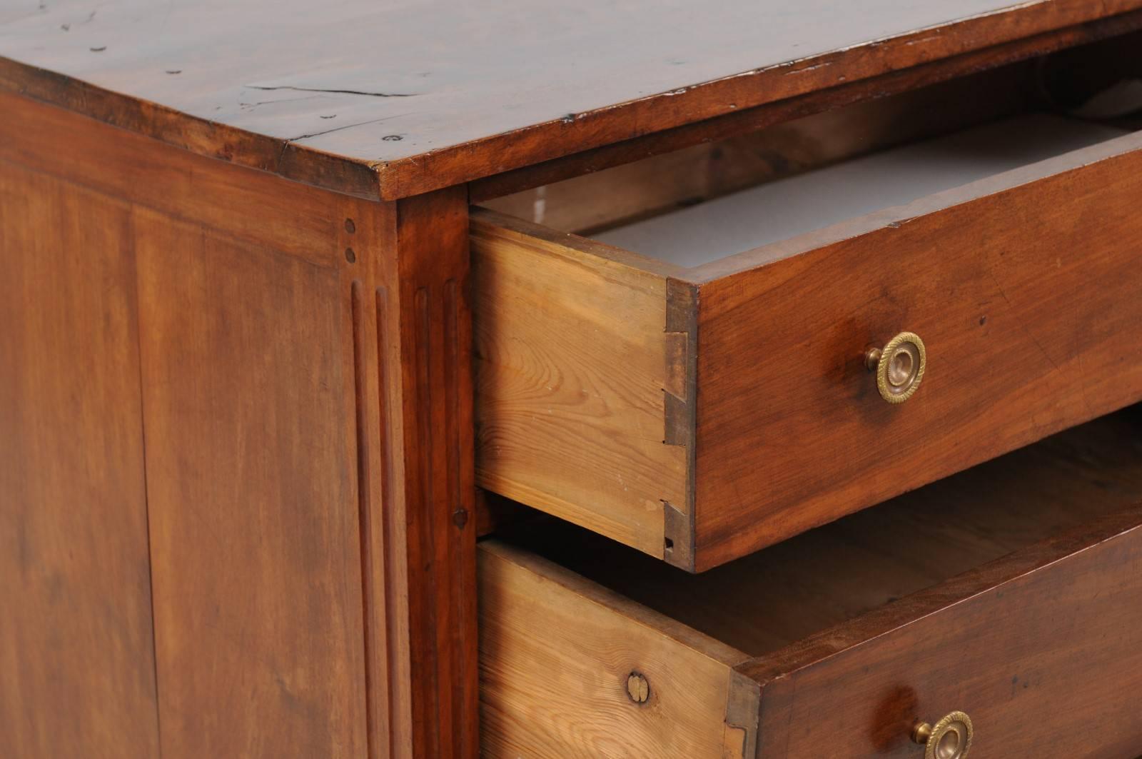 Italian 1820s Neoclassical Walnut Three-Drawer Commode with Fluted Tapered Feet 1