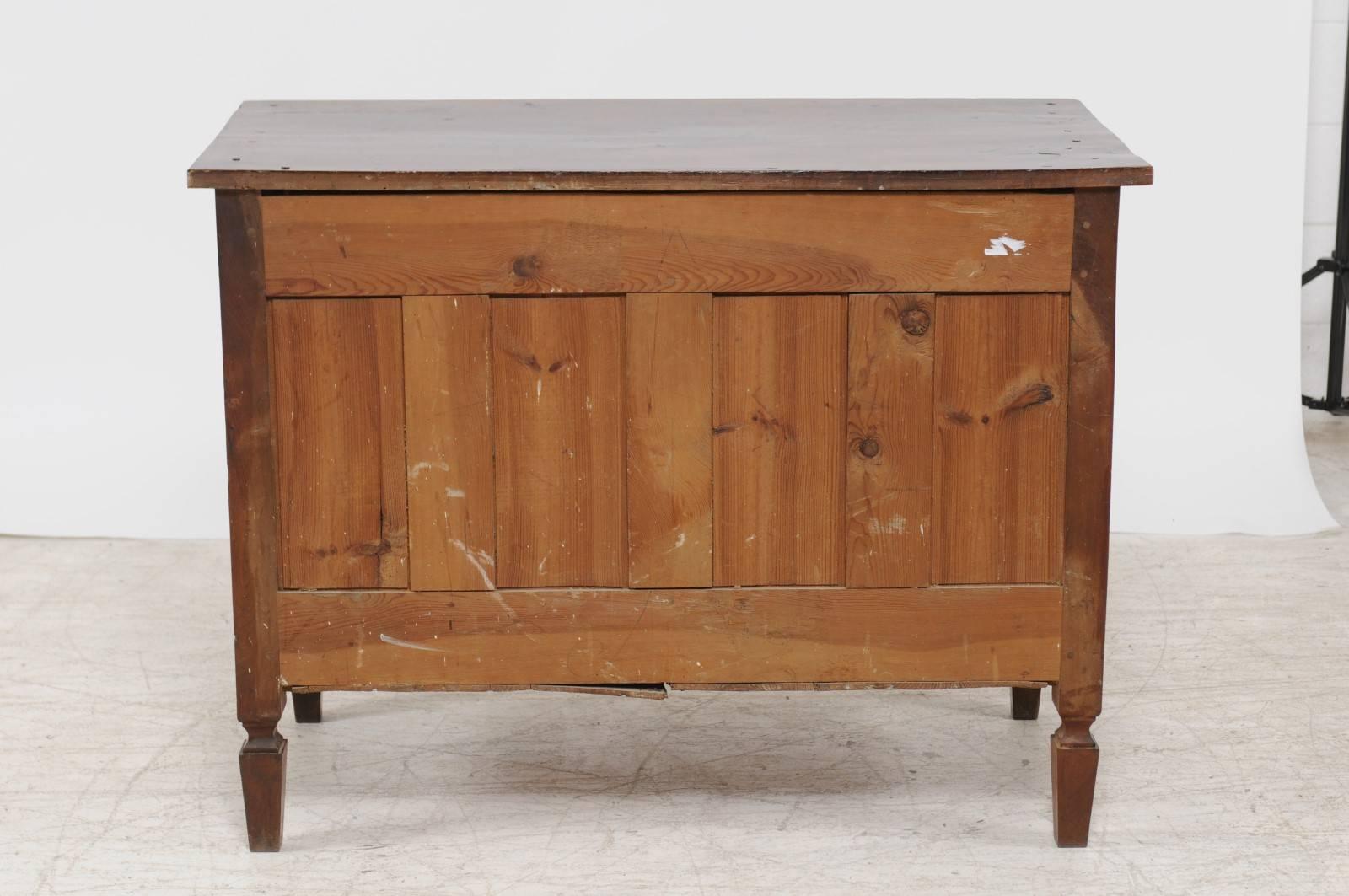 Italian 1820s Neoclassical Walnut Three-Drawer Commode with Fluted Tapered Feet 3