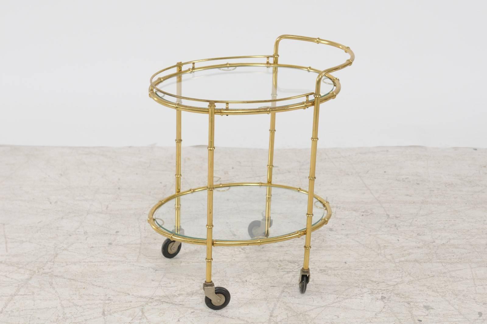 Laiton Chariot ovale français à deux étages en laiton du milieu du siècle dernier, avec étagères et roulettes en verre en vente