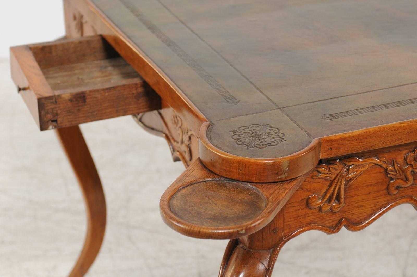 XIXe siècle Table de jeu française de style Louis XV des années 1870, avec plateau en cuir et tirettes en vente