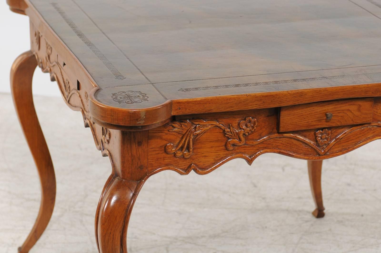 Français Table de jeu française de style Louis XV des années 1870, avec plateau en cuir et tirettes en vente