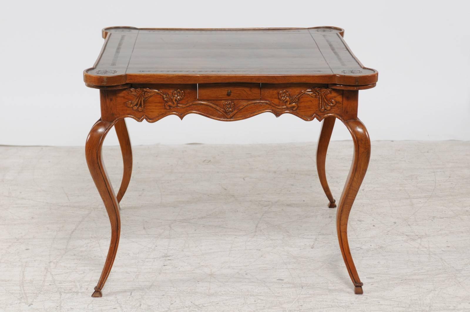 Chêne Table de jeu française de style Louis XV des années 1870, avec plateau en cuir et tirettes en vente