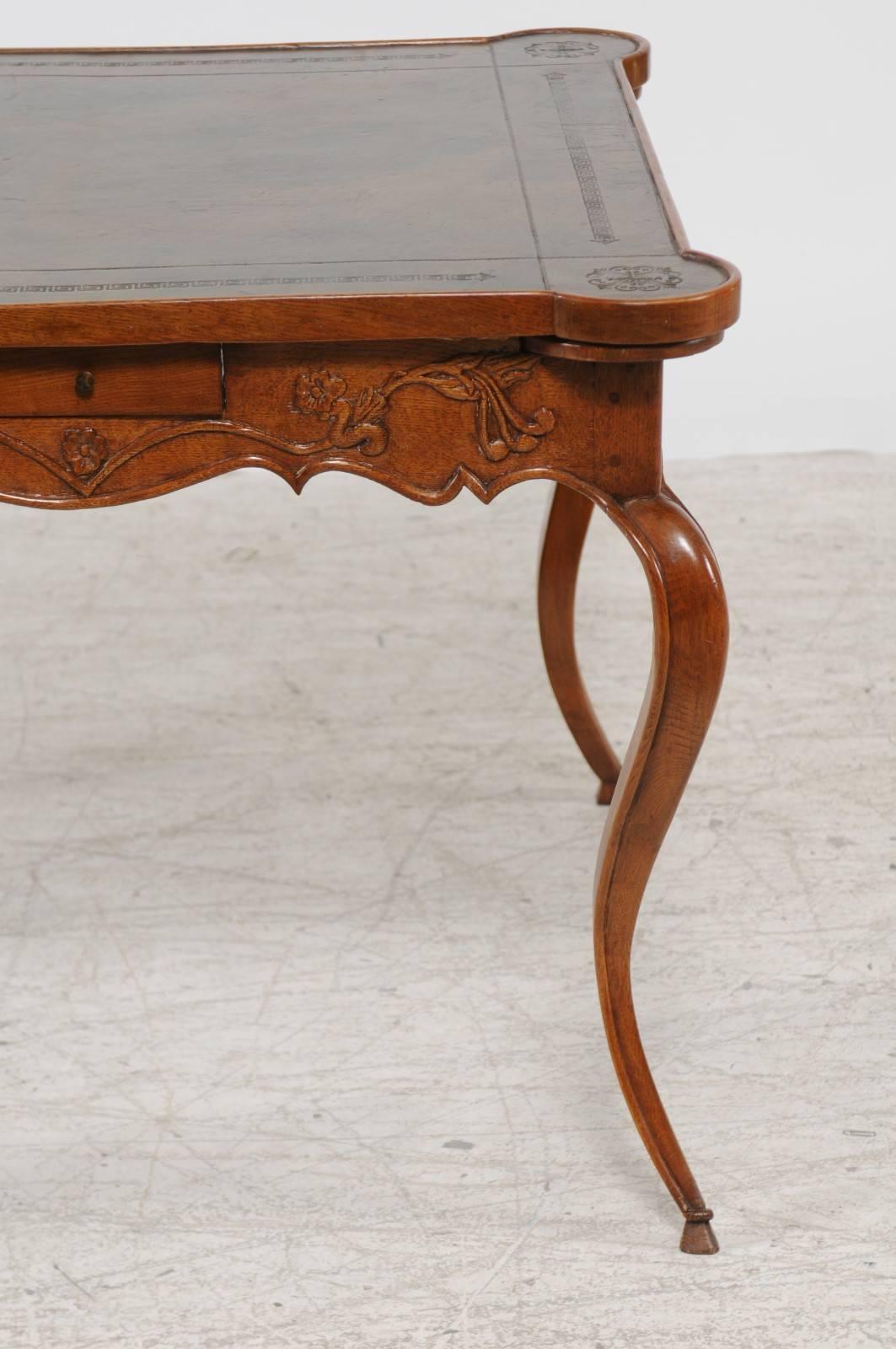 Französischer geschnitzter Eichenholz-Spieltisch im Louis-XV-Stil der 1870er Jahre mit Lederplatte und Ausziehbaren im Angebot 4