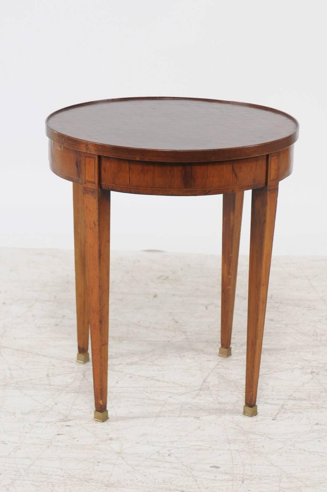 Runder französischer Spieltisch im Louis-XVI.-Stil der 1870er Jahre mit Flip-Platte und konisch zulaufenden Beinen (Louis XVI.) im Angebot