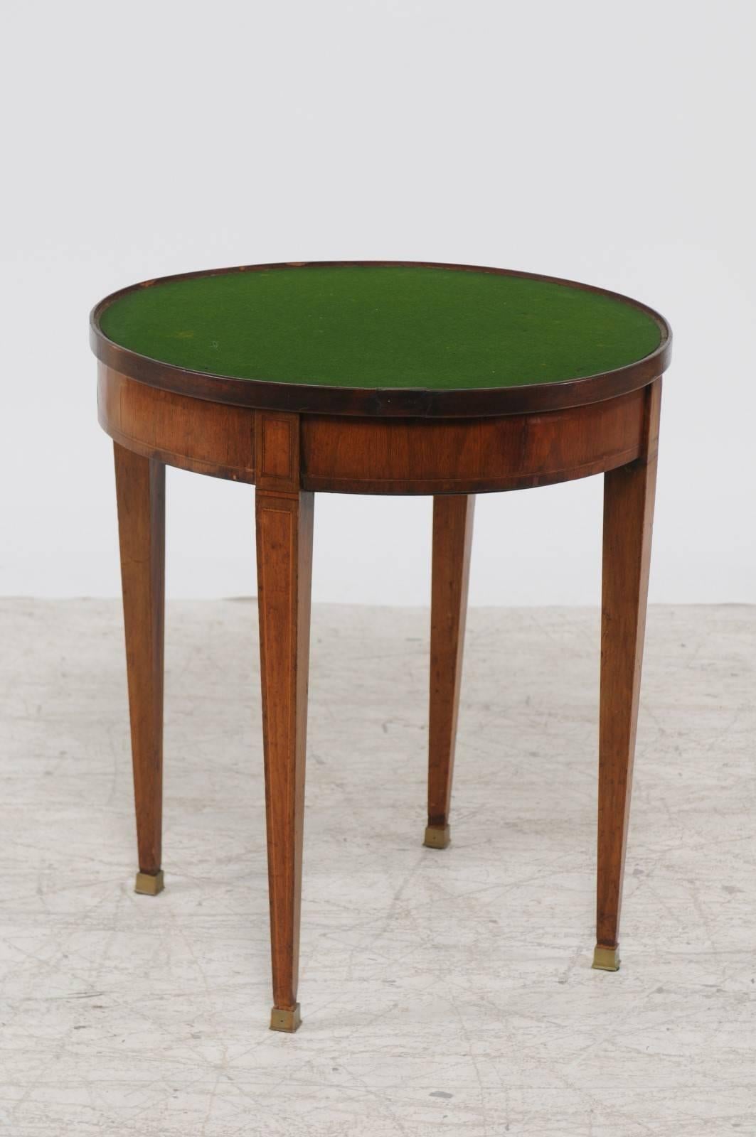 Incrusté Table de jeu ronde de style Louis XVI des années 1870 avec plateau rabattable et pieds fuselés en vente