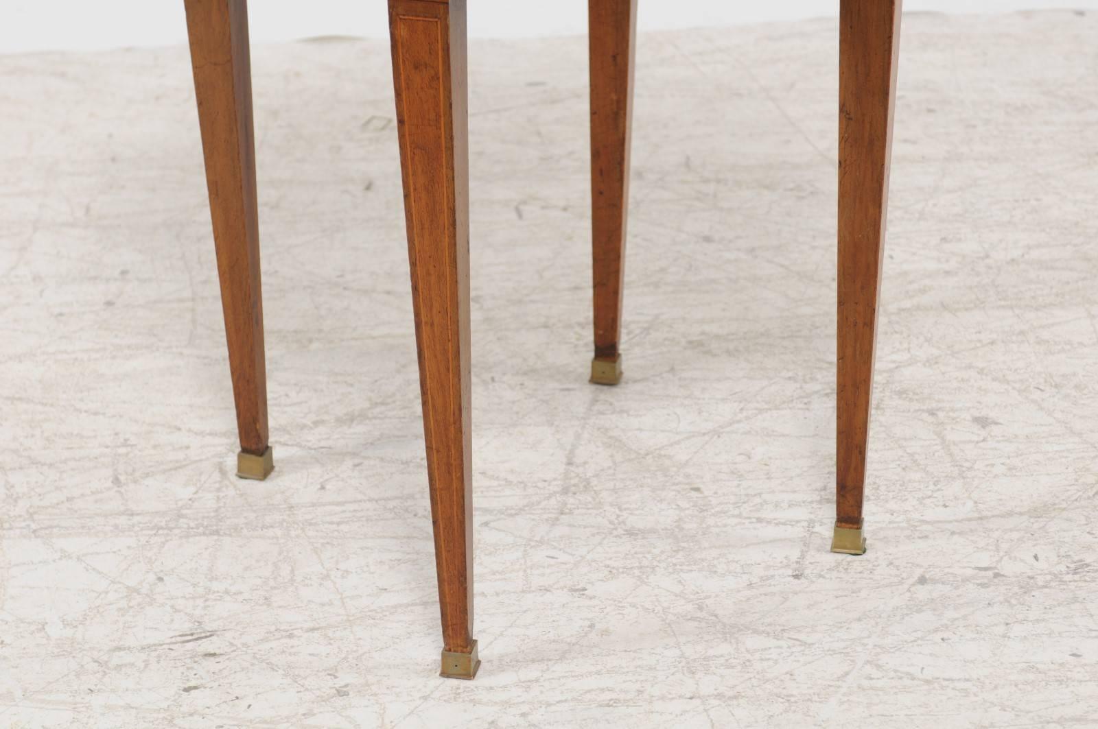 Runder französischer Spieltisch im Louis-XVI.-Stil der 1870er Jahre mit Flip-Platte und konisch zulaufenden Beinen im Zustand „Gut“ im Angebot in Atlanta, GA