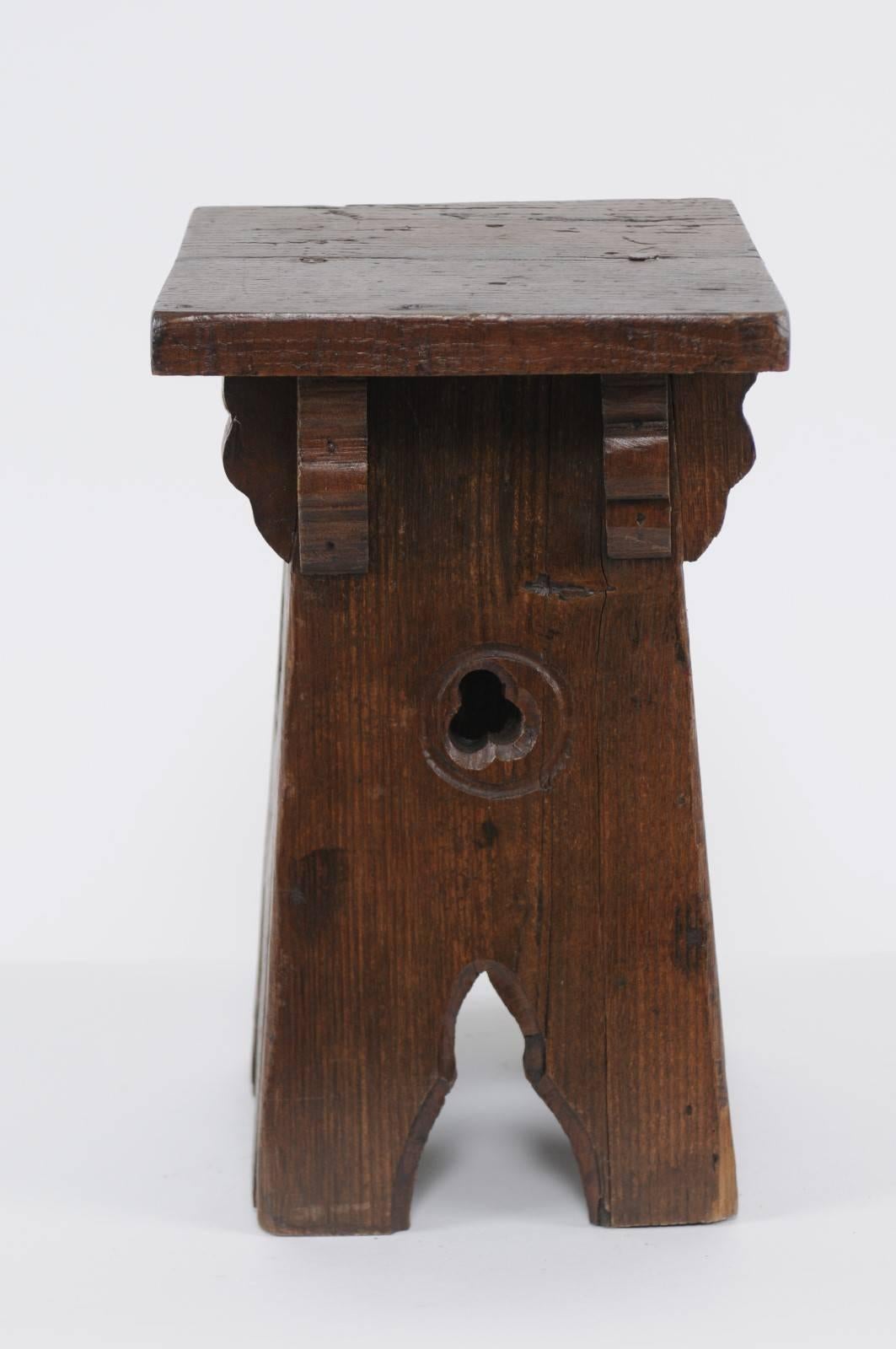 Spanish Oak Stool with Trefoil Motifs and Brackets from the Early 20th Century 1