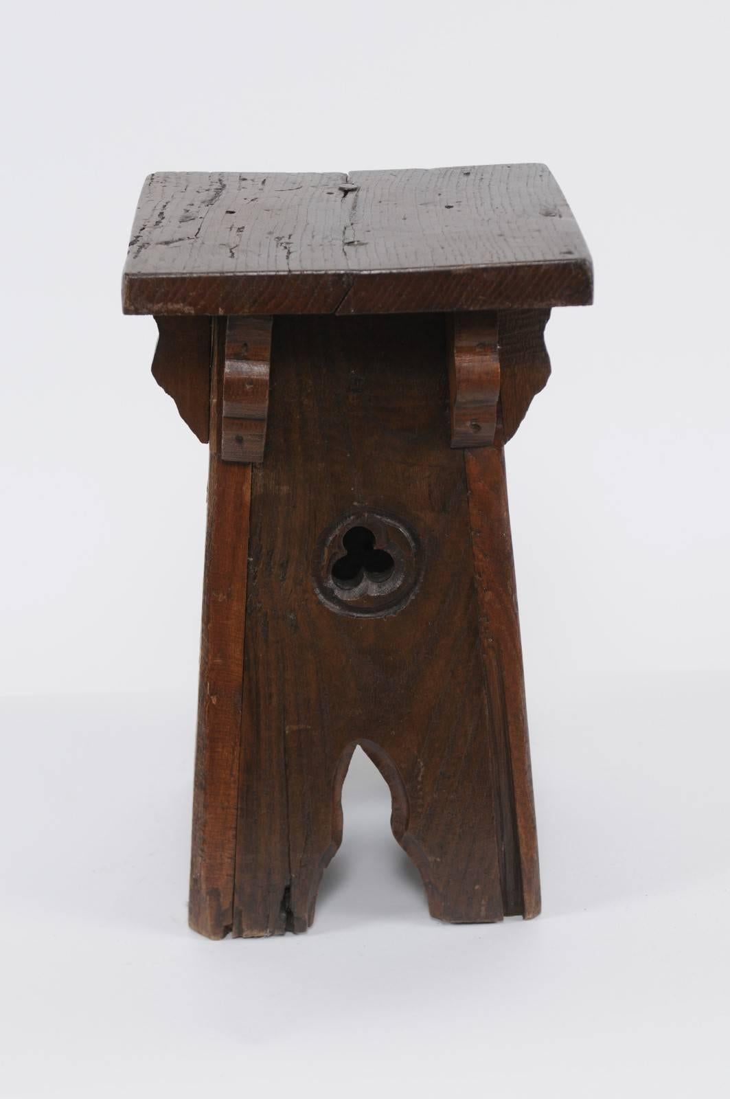 Spanish Oak Stool with Trefoil Motifs and Brackets from the Early 20th Century 2
