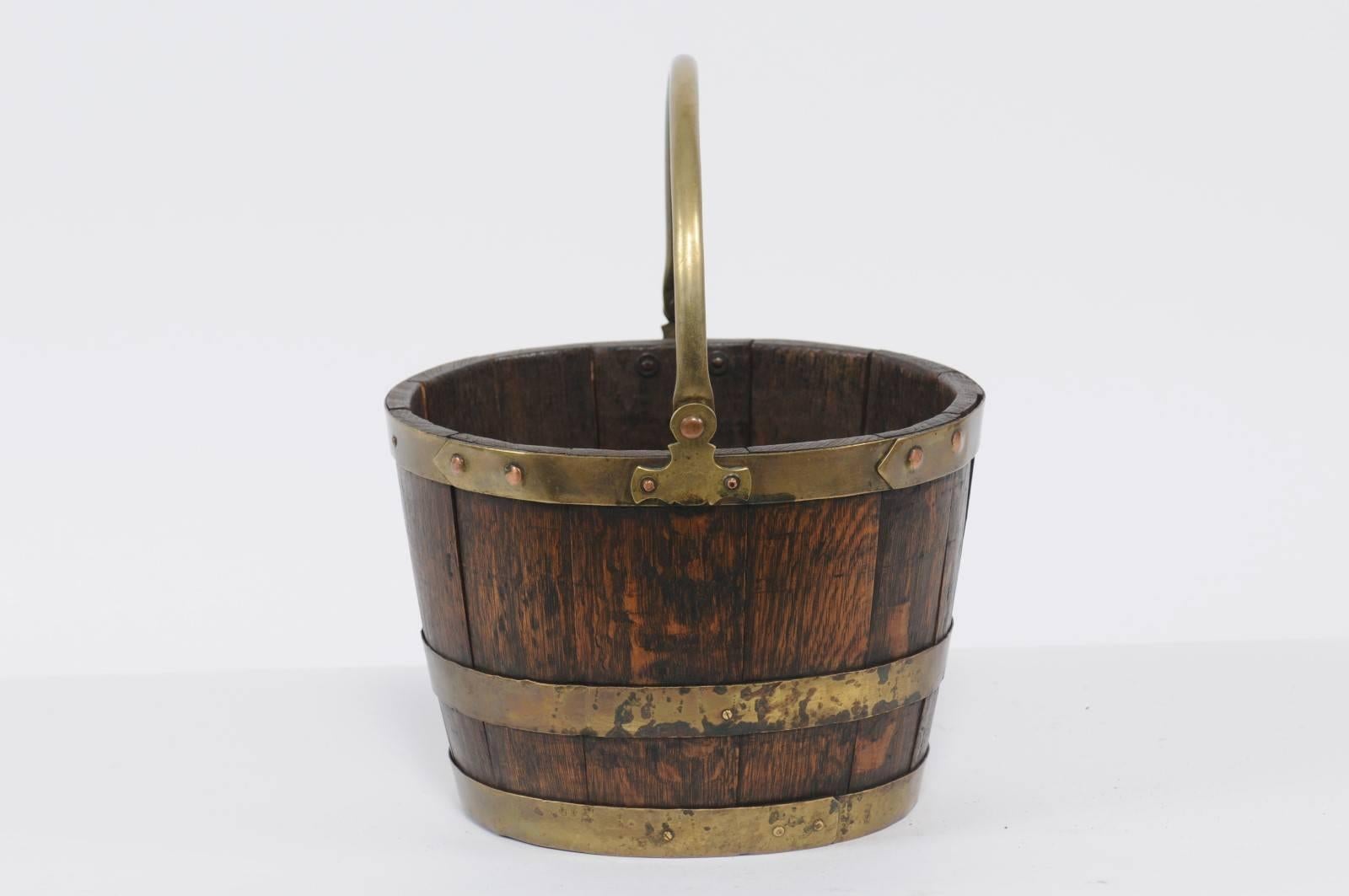 English Oak and Brass Bucket with Handle from the Late 19th Century In Good Condition In Atlanta, GA