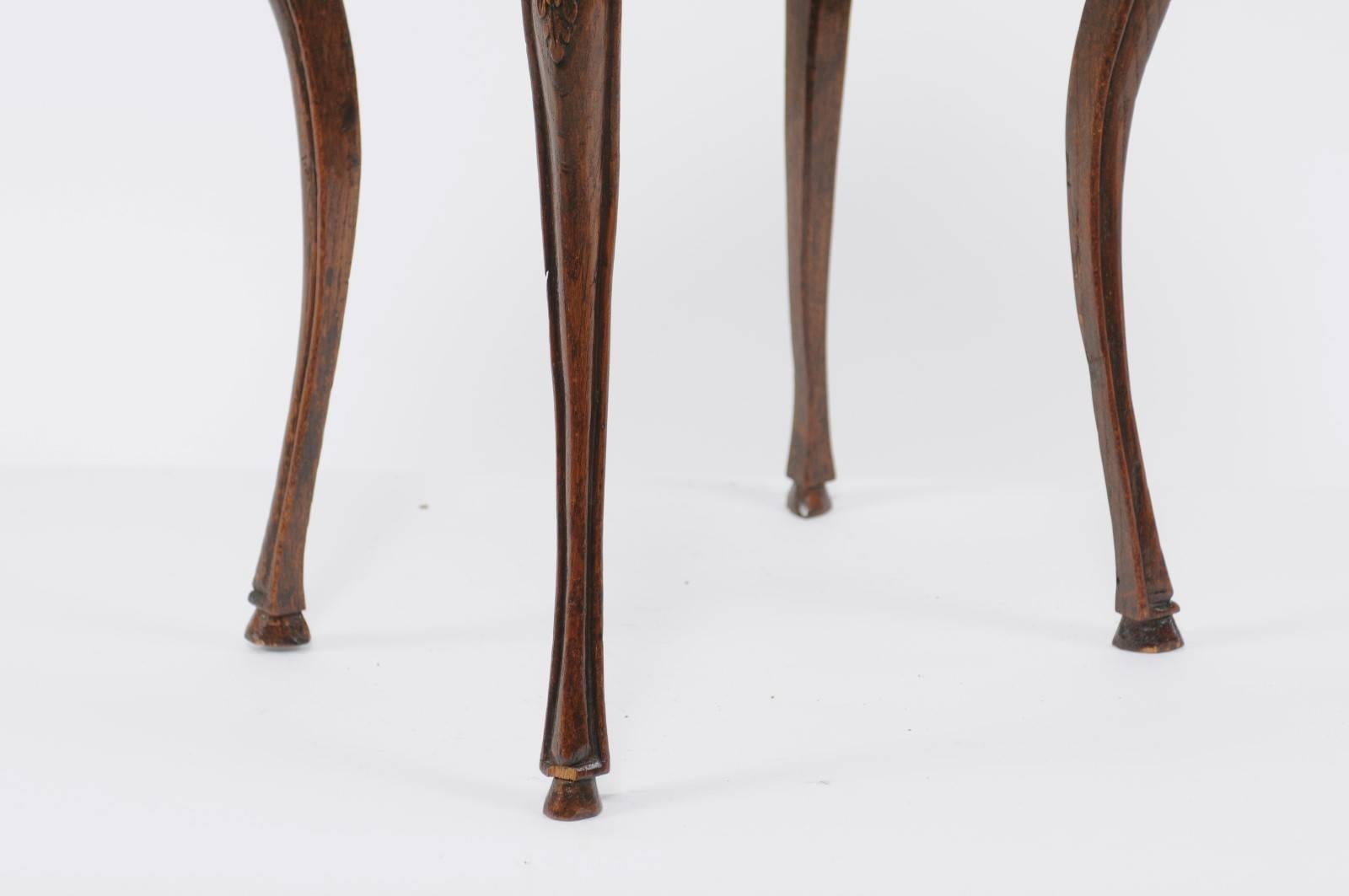 Französischer Beistelltisch aus Nussbaum im Louis-XV-Stil im Louis-XV-Stil mit Marmorplatte und Cabriole-Beinen, 1870er Jahre im Zustand „Gut“ im Angebot in Atlanta, GA