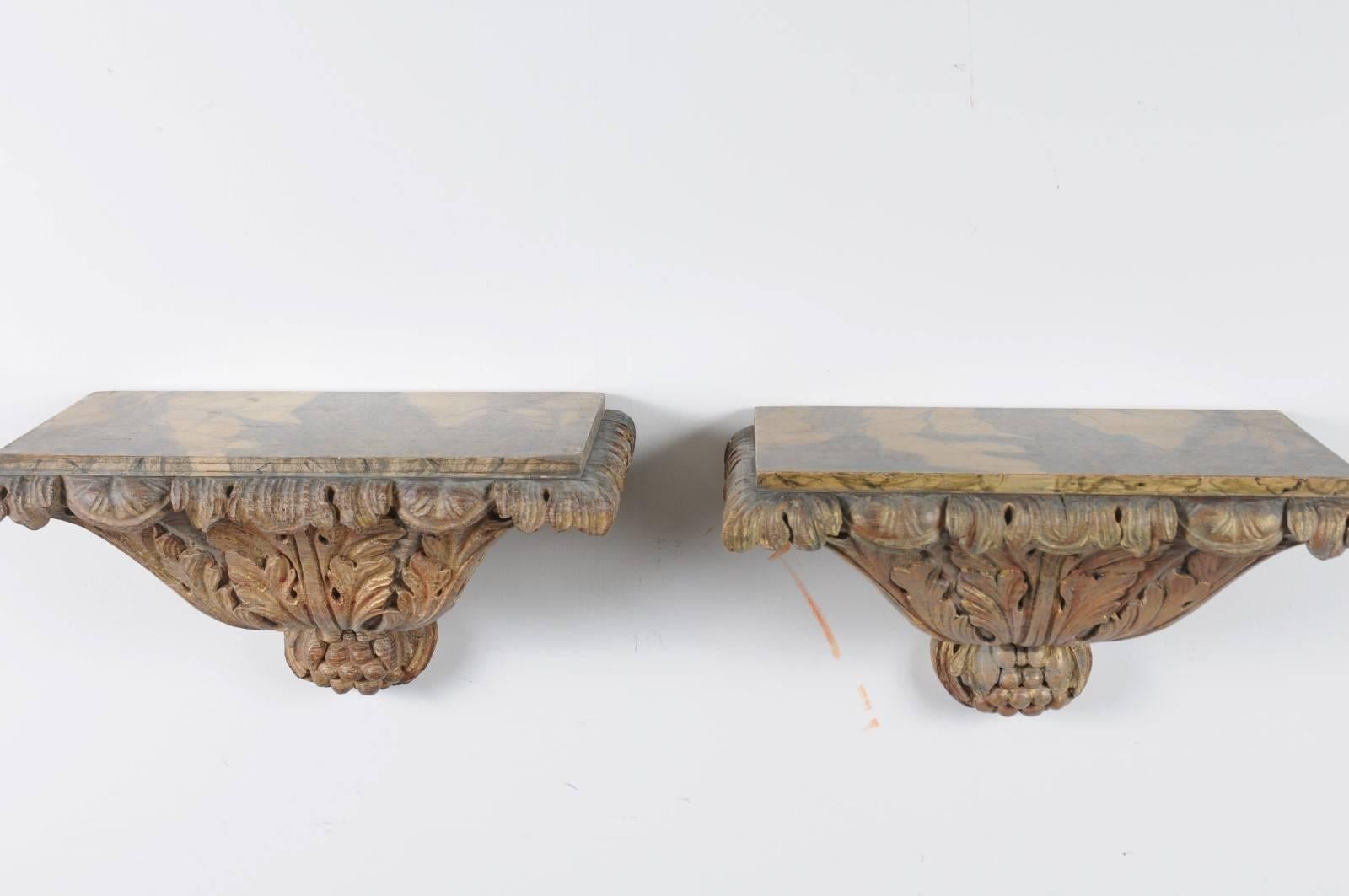 Paire de supports muraux italiens en bois doré sculpté avec dessus en faux marbre, vers 1870 en vente 2
