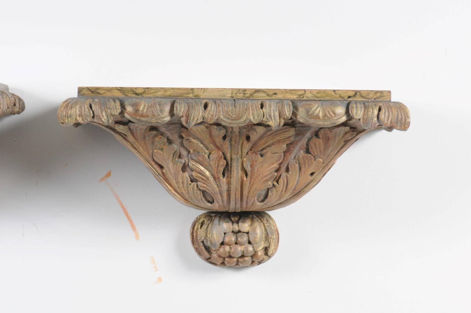 Pareja de ménsulas de pared italianas de madera dorada tallada con remates de imitación de mármol, hacia 1870 Pintado en venta