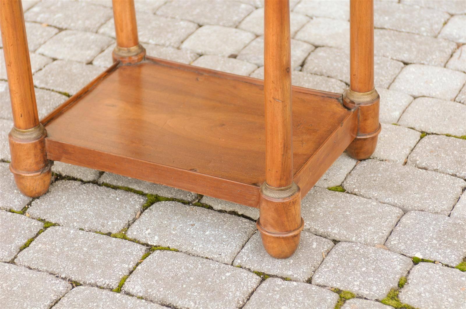 Französischer Empire-Tisch aus Nussbaumholz mit Tablettplatte, Schubladen, Doric-Säulen und Bodenregal im Angebot 3