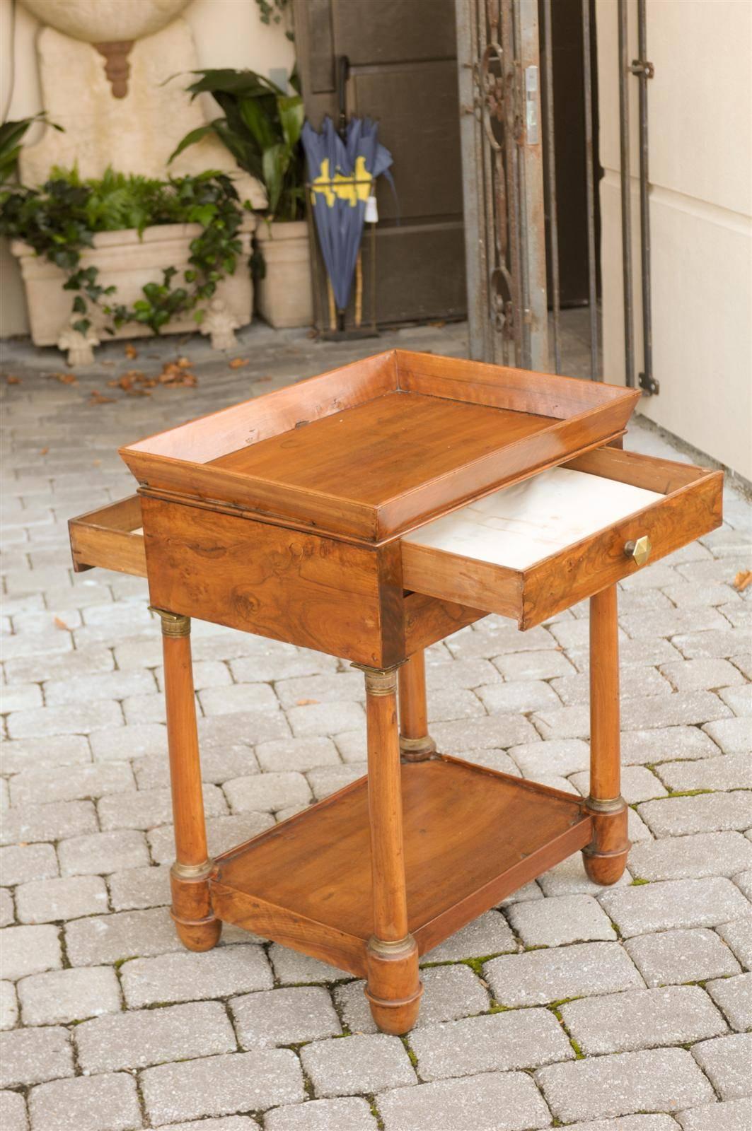 Französischer Empire-Tisch aus Nussbaumholz mit Tablettplatte, Schubladen, Doric-Säulen und Bodenregal im Angebot 5