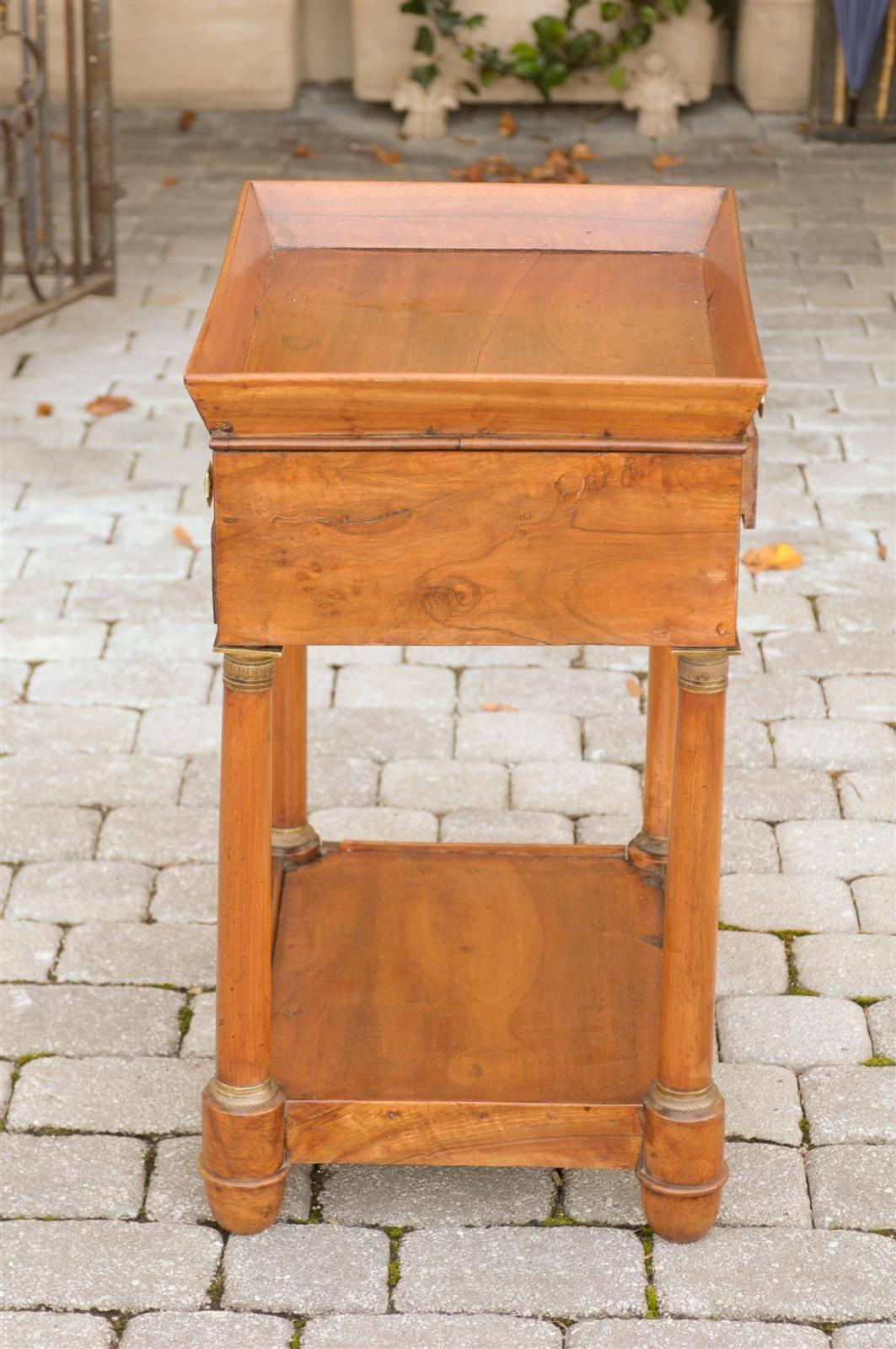 Französischer Empire-Tisch aus Nussbaumholz mit Tablettplatte, Schubladen, Doric-Säulen und Bodenregal im Angebot 2