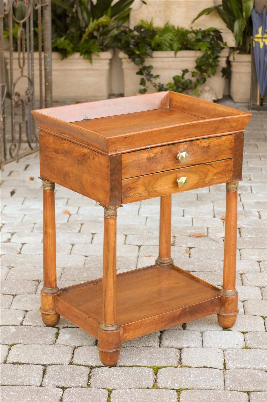 Französischer Empire-Tisch aus Nussbaumholz mit Tablettplatte, Schubladen, Doric-Säulen und Bodenregal im Angebot 4