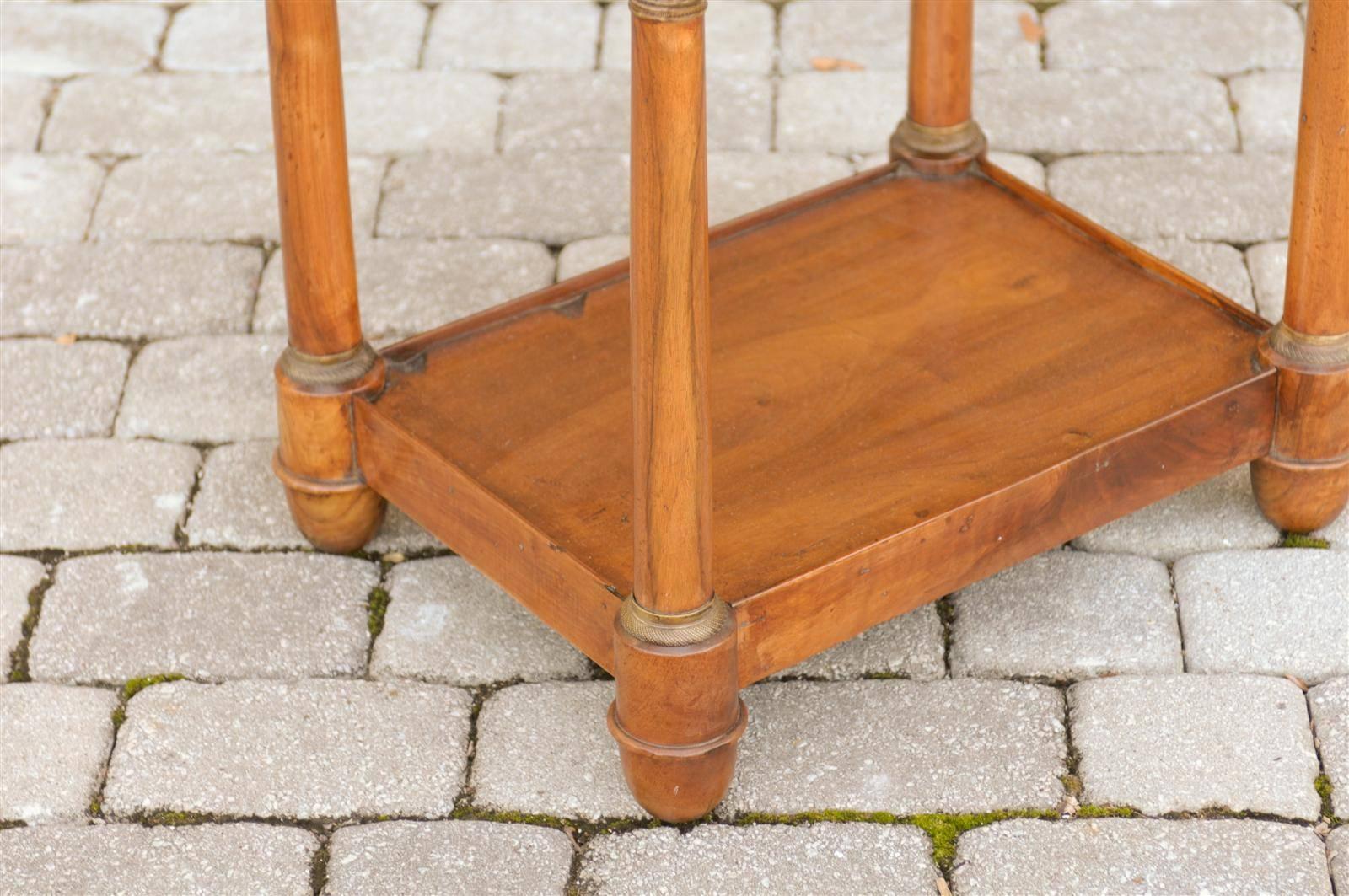 Französischer Empire-Tisch aus Nussbaumholz mit Tablettplatte, Schubladen, Doric-Säulen und Bodenregal im Angebot 1