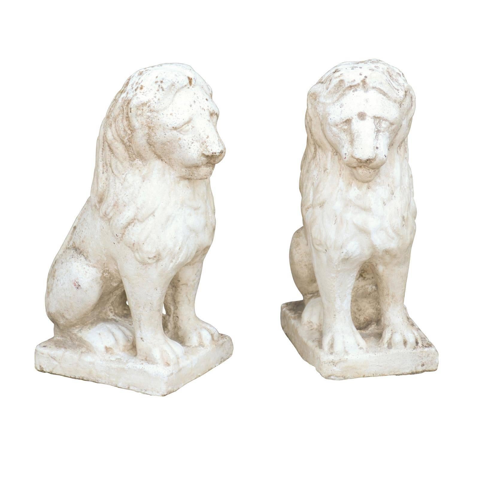 Paar kleine französische Löwen-Skulpturen auf Sockeln, Mid-Century Modern im Angebot